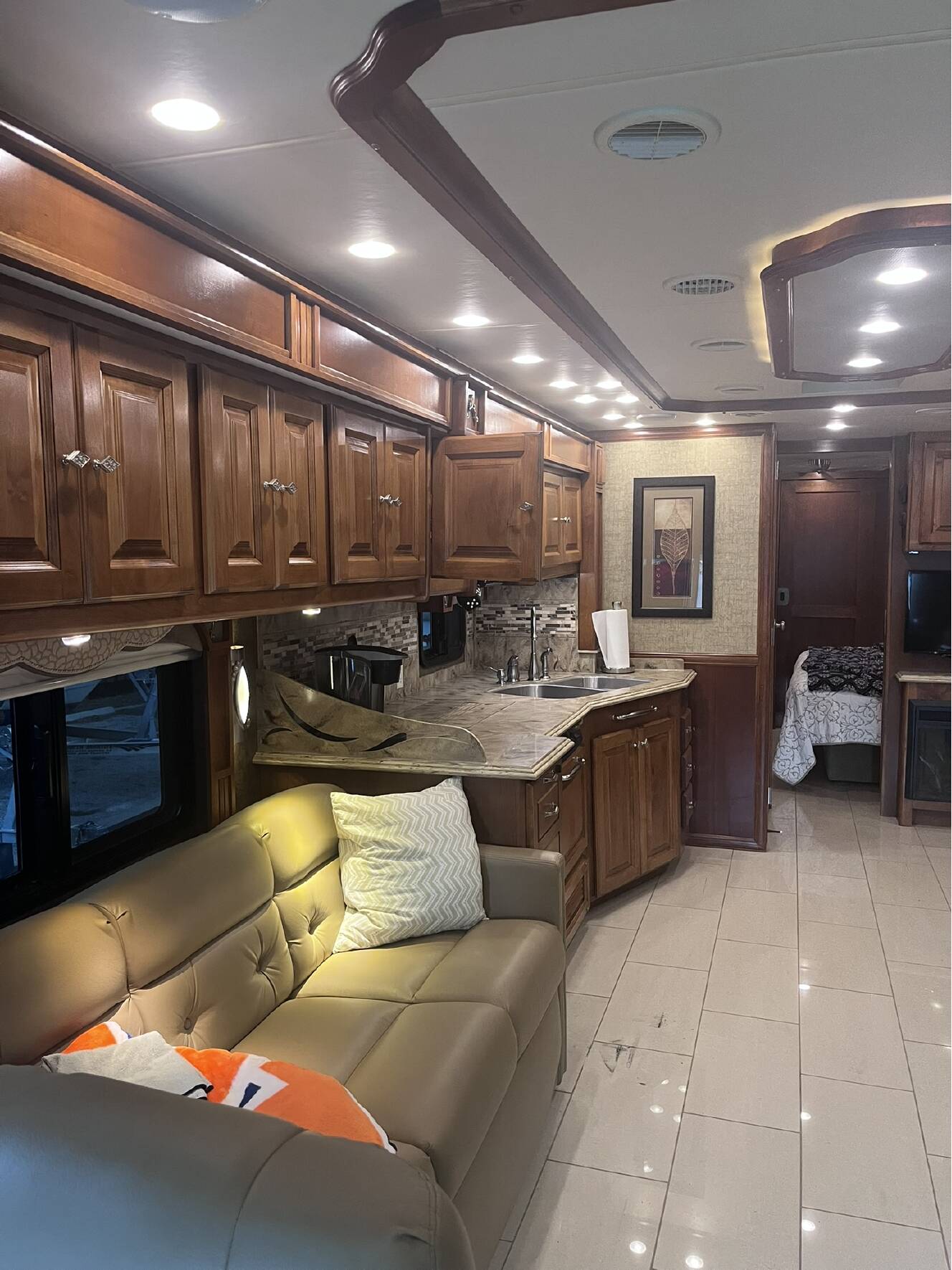 A photo of this 2014 Tiffin Motorhomes PHAETON 40 QBH