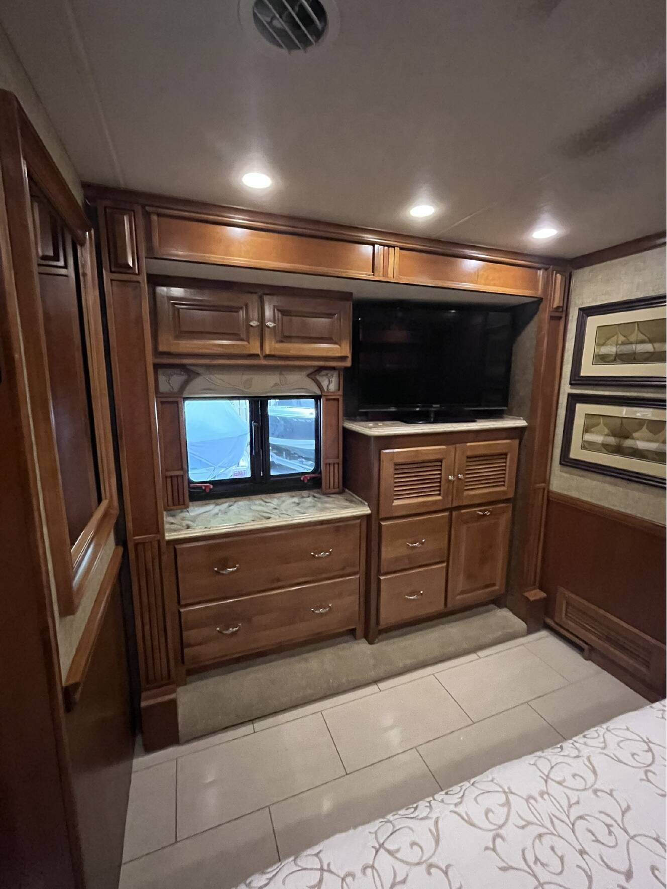 A photo of this 2014 Tiffin Motorhomes PHAETON 40 QBH