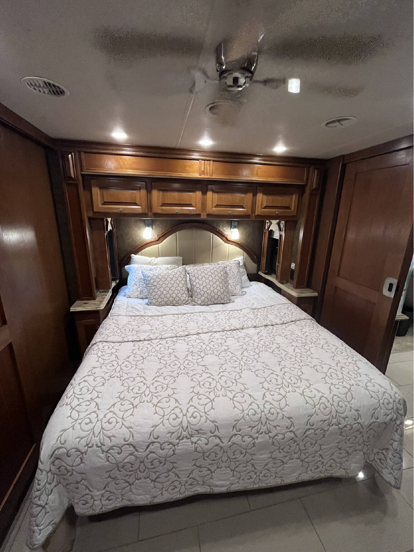 A photo of this 2014 Tiffin Motorhomes PHAETON 40 QBH