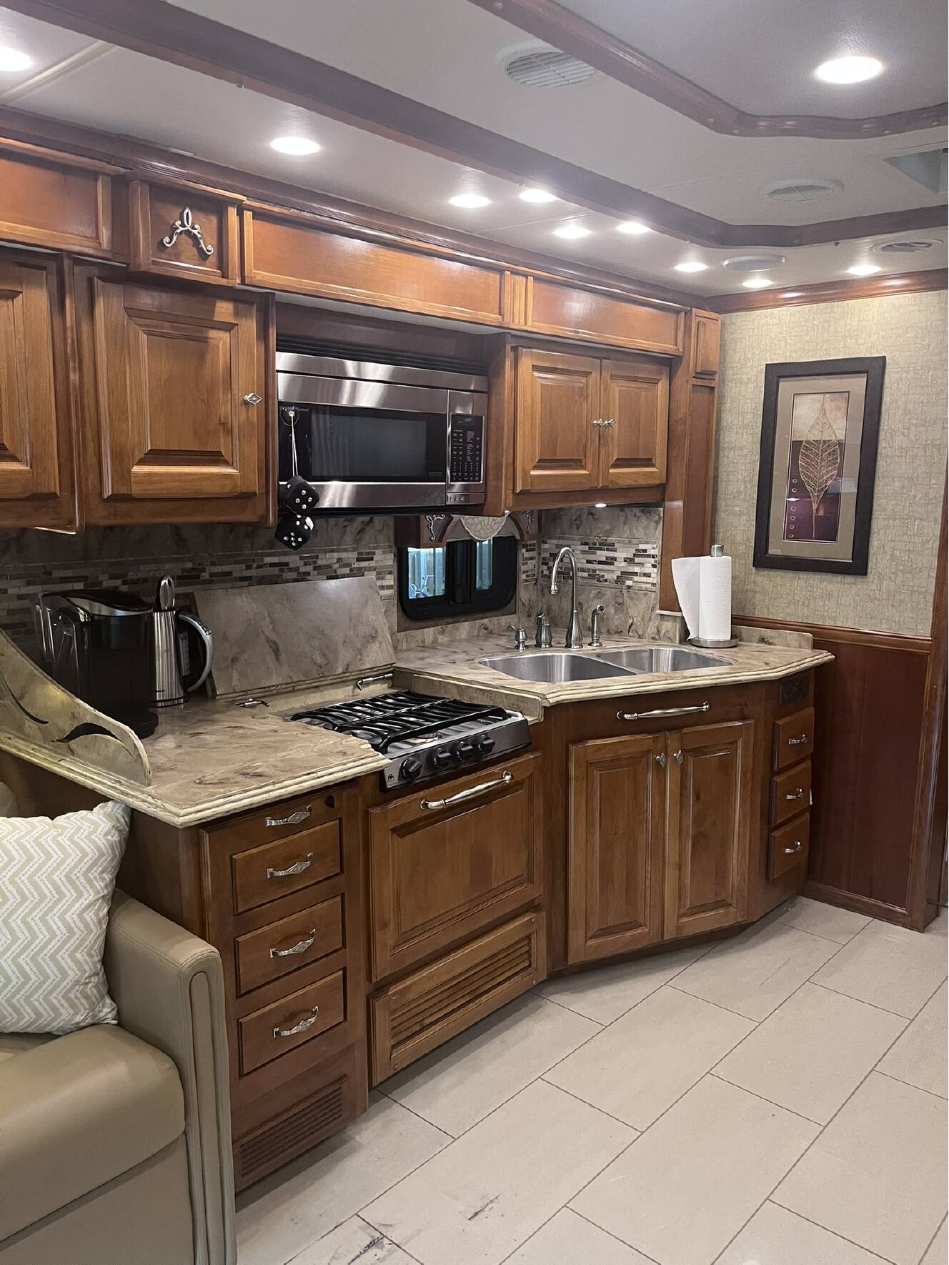 A photo of this 2014 Tiffin Motorhomes PHAETON 40 QBH