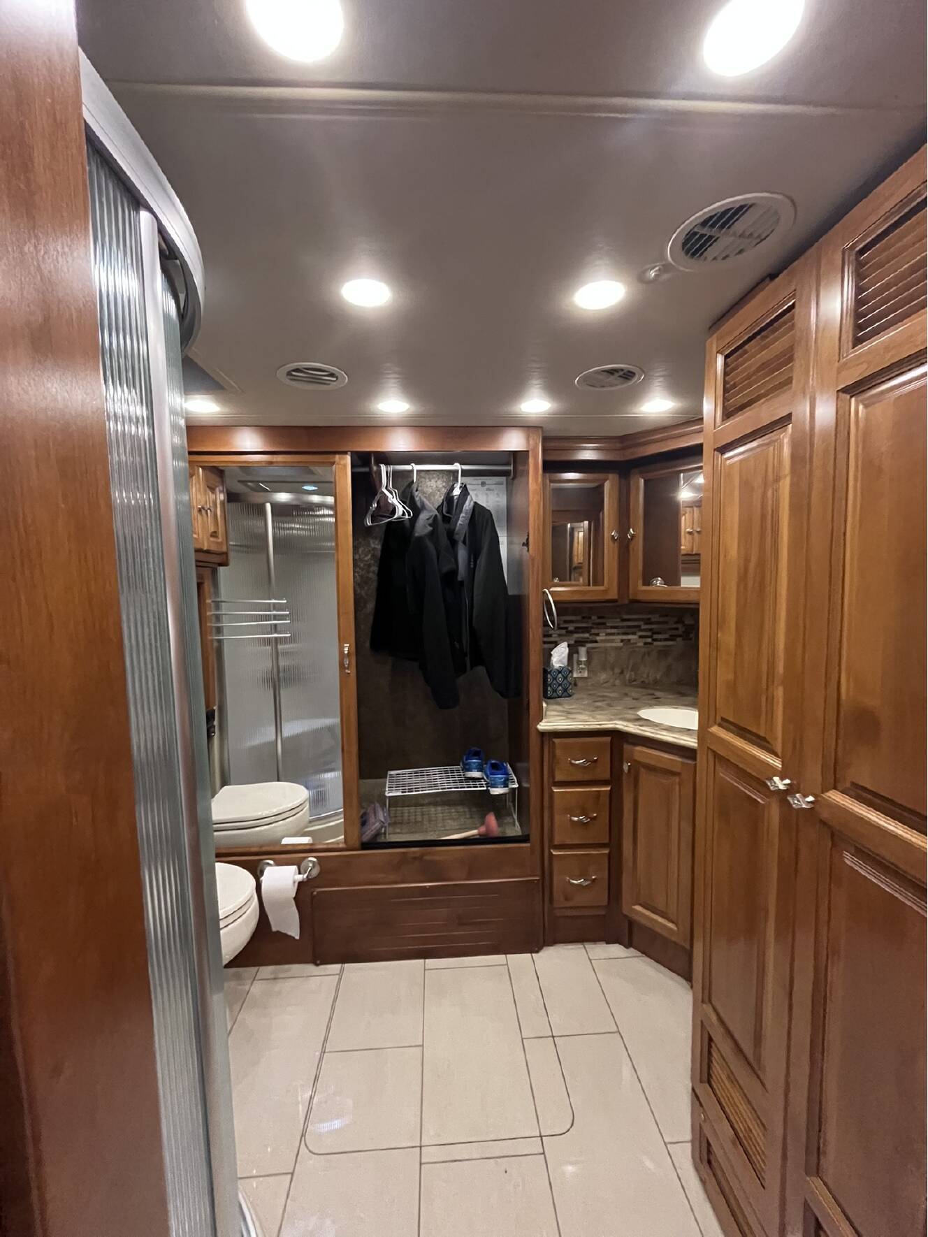 A photo of this 2014 Tiffin Motorhomes PHAETON 40 QBH