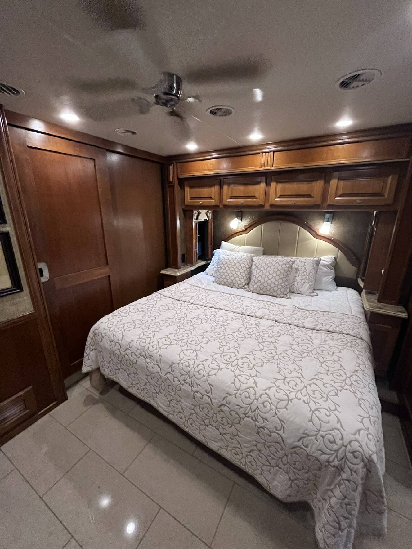 A photo of this 2014 Tiffin Motorhomes PHAETON 40 QBH