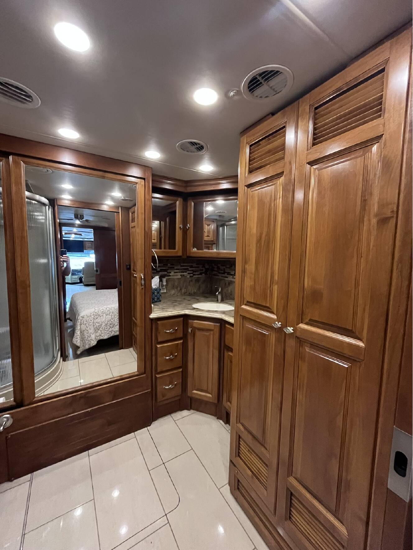 A photo of this 2014 Tiffin Motorhomes PHAETON 40 QBH