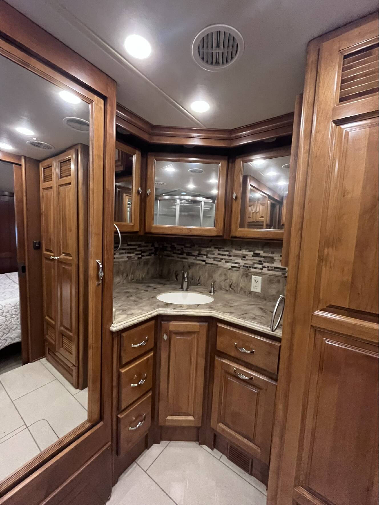 A photo of this 2014 Tiffin Motorhomes PHAETON 40 QBH