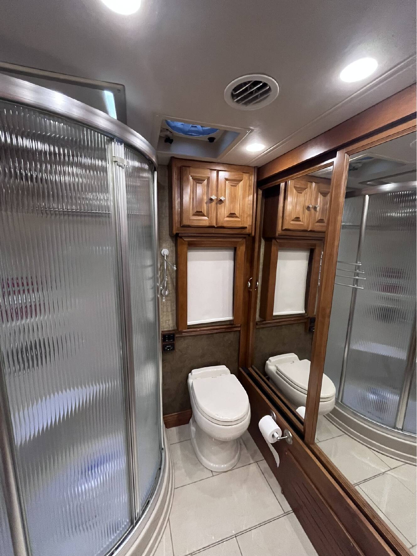 A photo of this 2014 Tiffin Motorhomes PHAETON 40 QBH