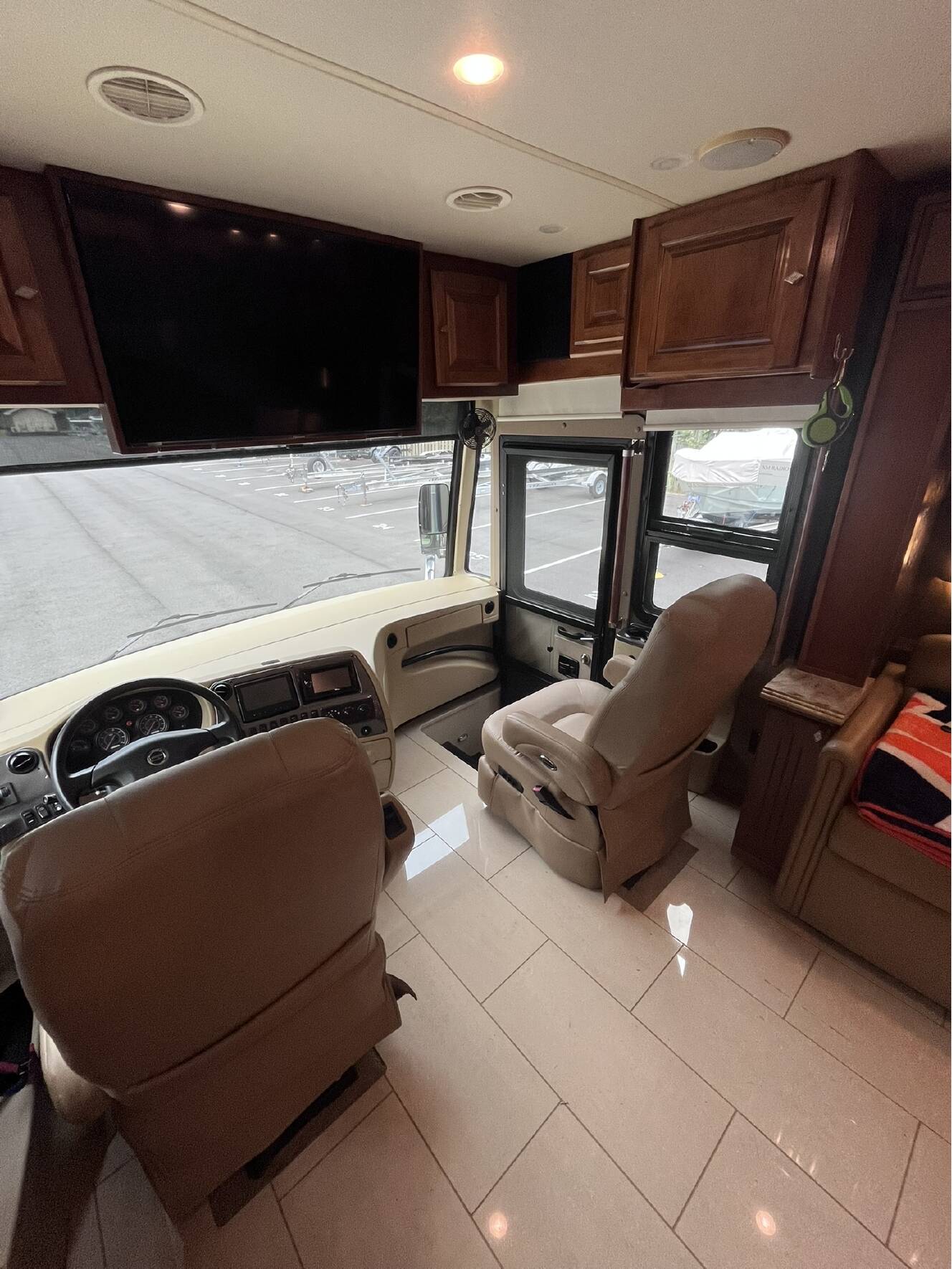 A photo of this 2014 Tiffin Motorhomes PHAETON 40 QBH