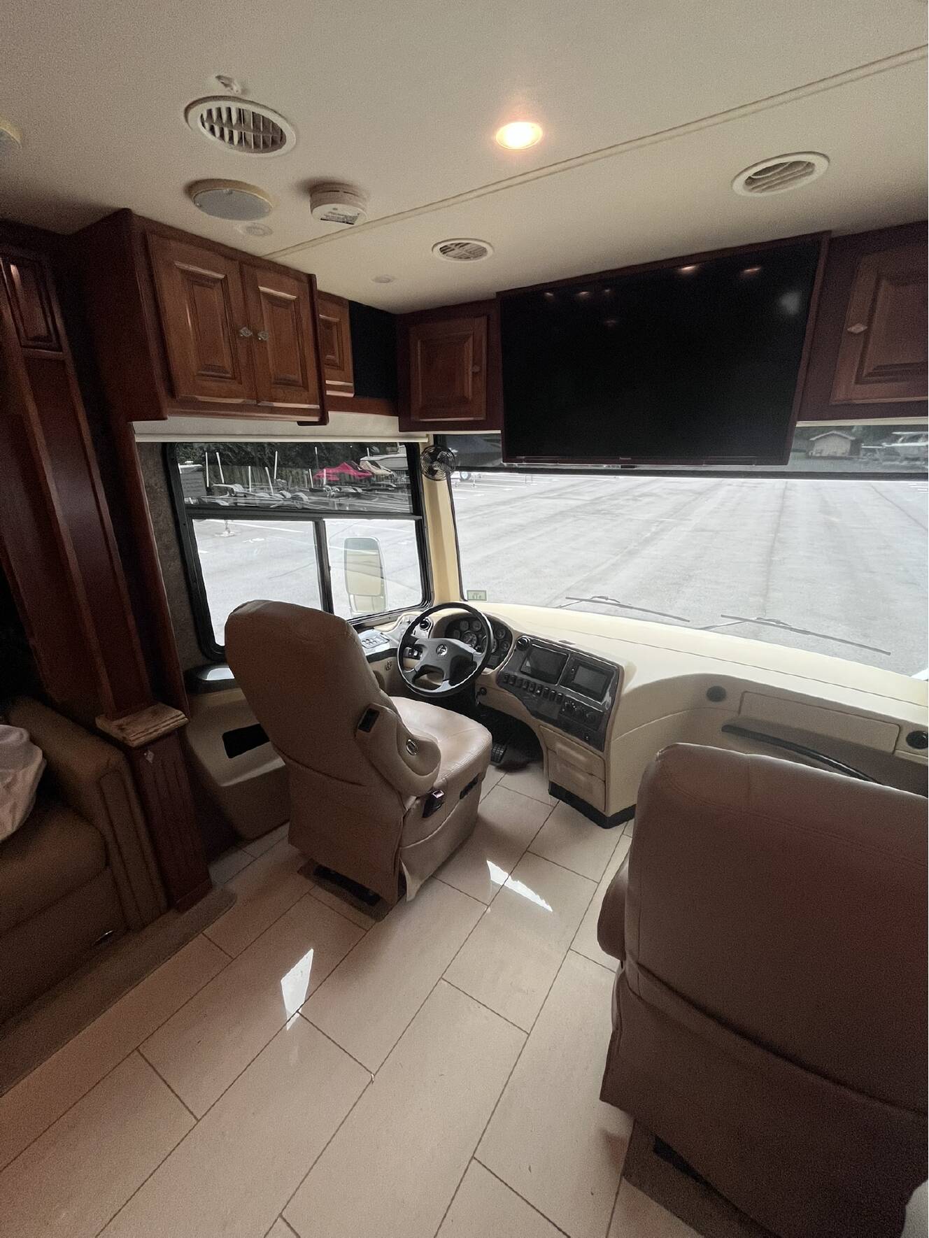 A photo of this 2014 Tiffin Motorhomes PHAETON 40 QBH