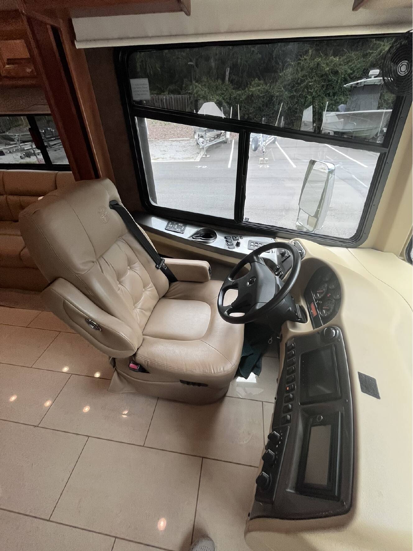 A photo of this 2014 Tiffin Motorhomes PHAETON 40 QBH