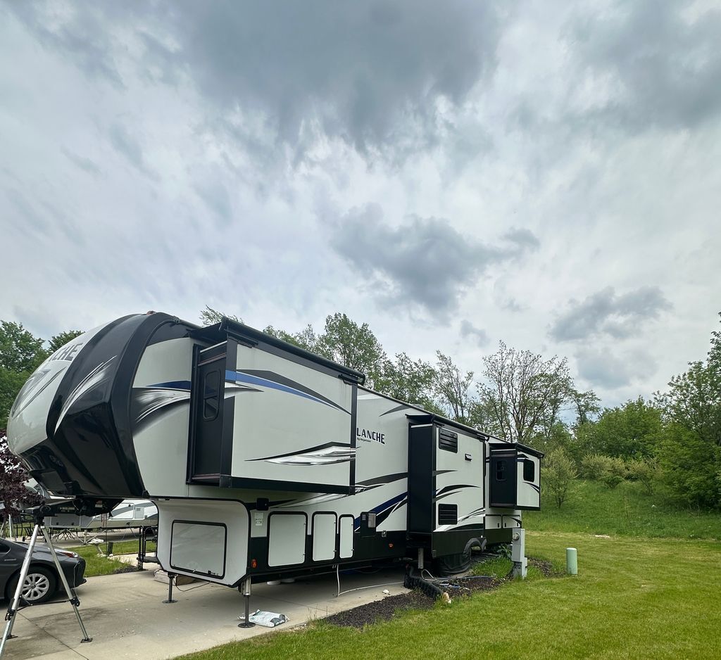 2018 Keystone Avalanche 376RD in hopkins MI