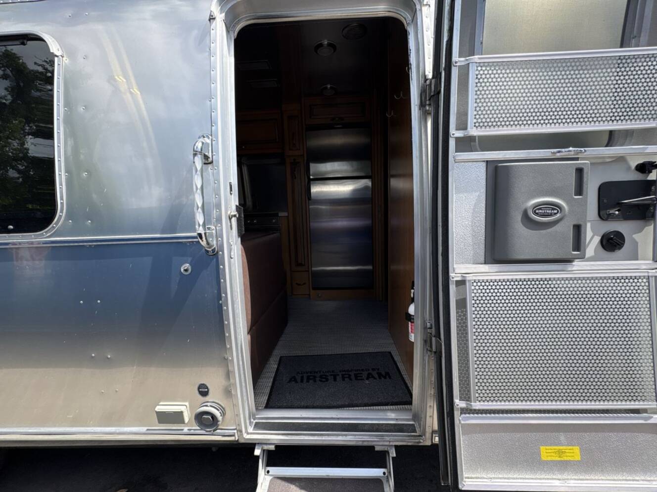 A photo of this 2020 Airstream Classic 33FBQ