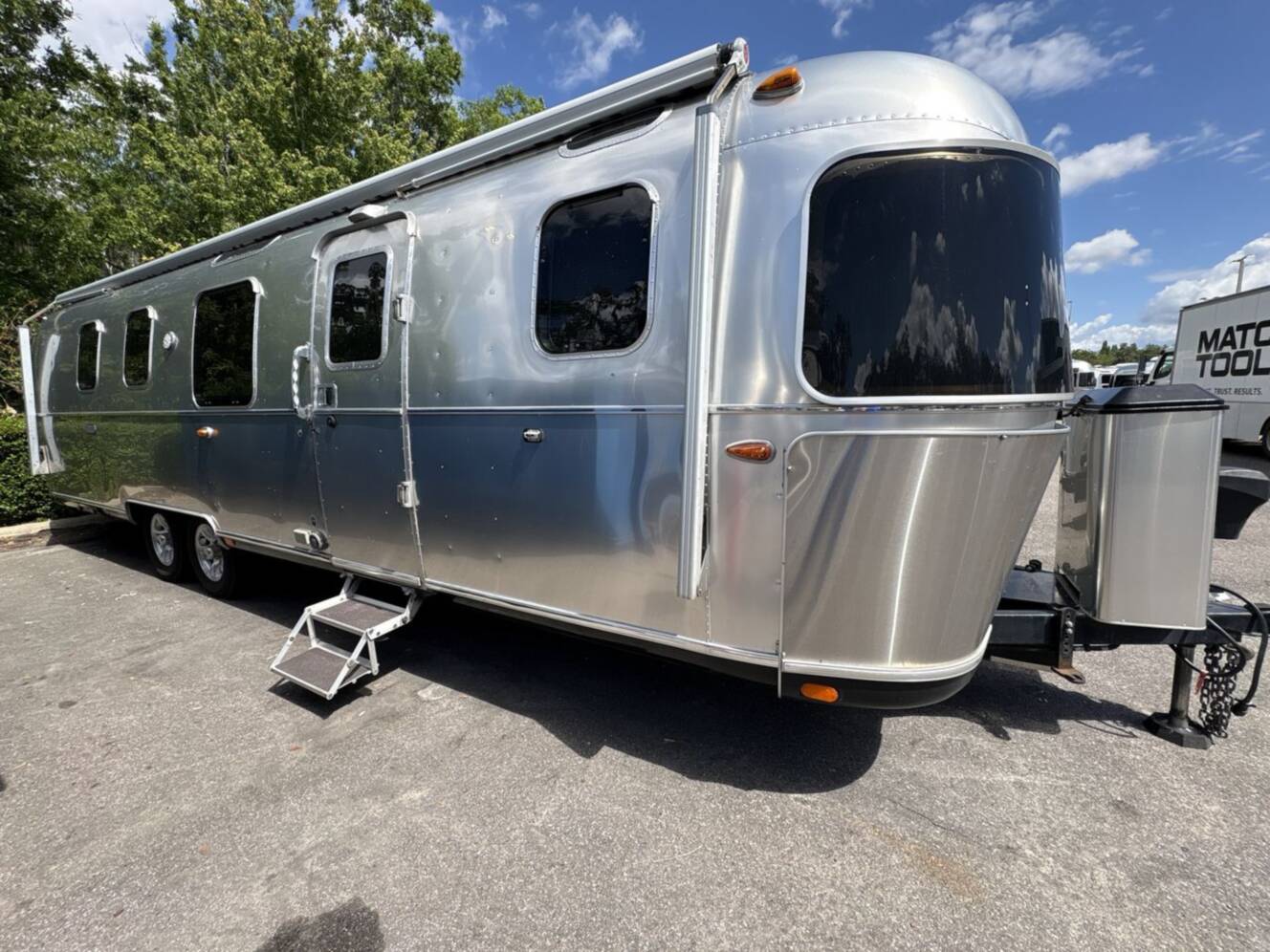 A photo of this 2020 Airstream Classic 33FBQ