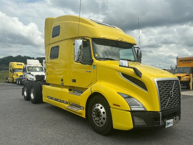 2021 VOLVO VNL64860 in Duncansville, PA