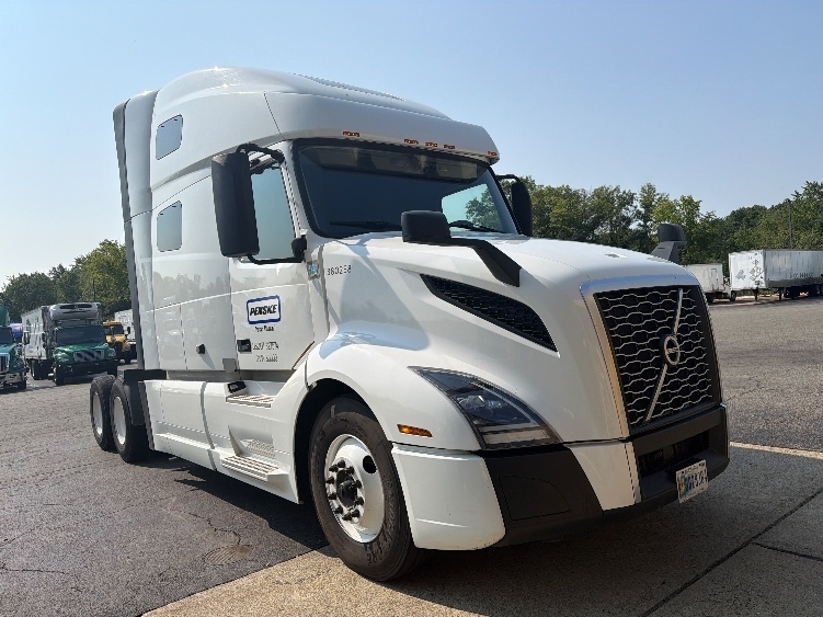 2021 VOLVO VNL64760 in Parsippany, NJ