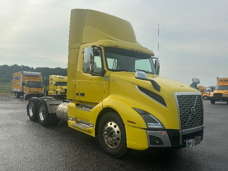 2021 VOLVO VNL64T300 in Duncansville, PA
