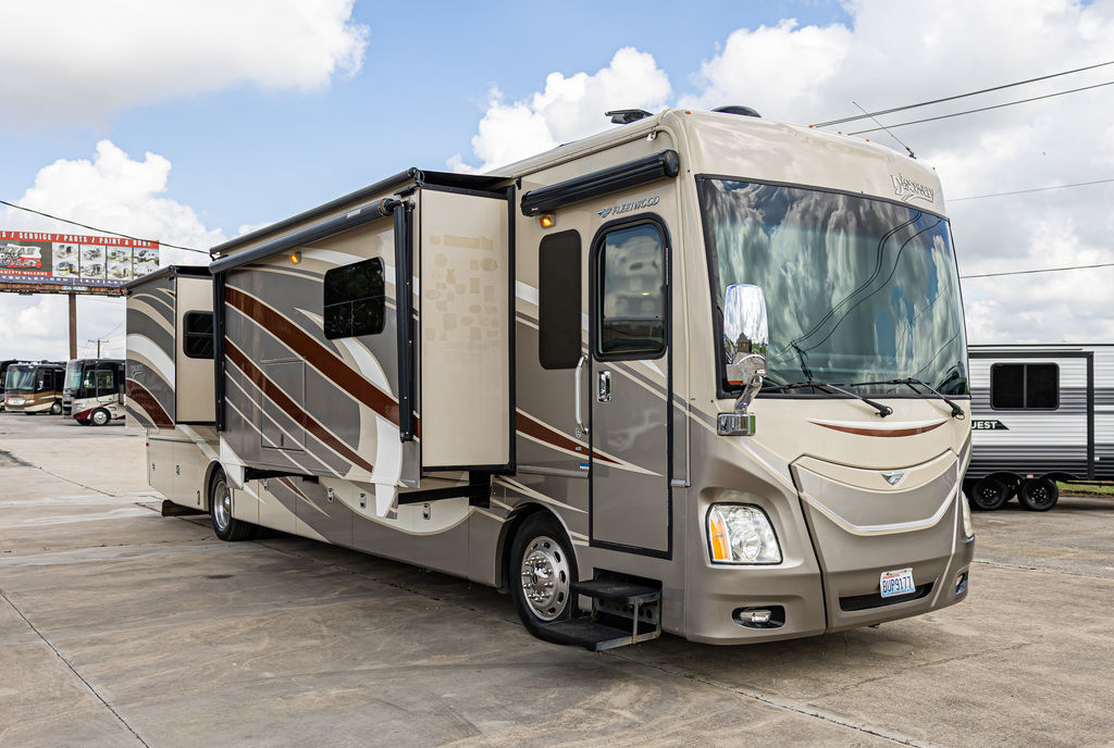 2014 Fleetwood Discovery 40E in weatherford TX