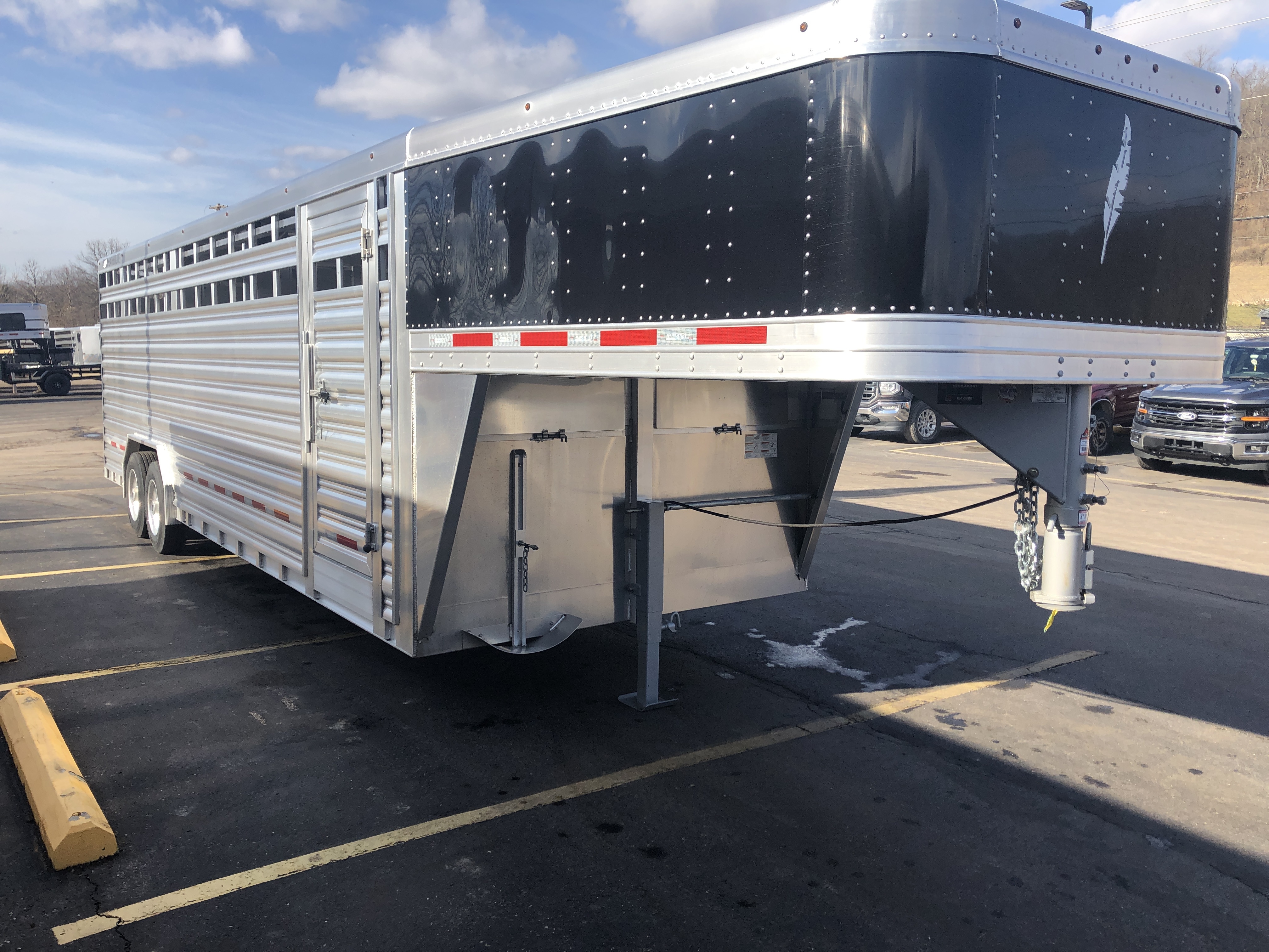2026 Featherlite Trailers 26' w/2x Sliding Center Gates Livestock Trailer DEMO DE in Athens, OH