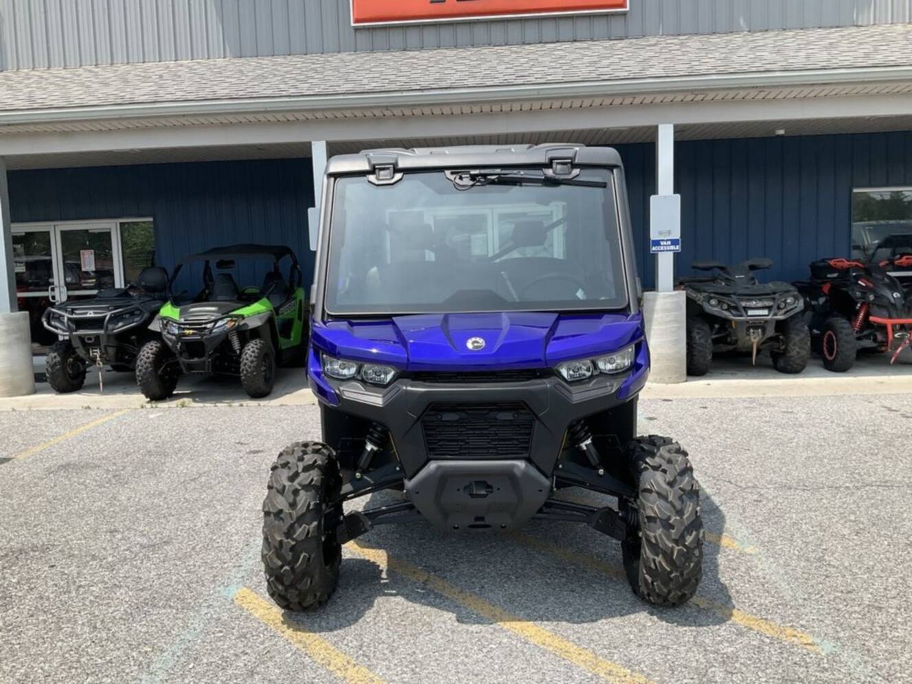 A photo of this 2026 Can-Am Defender MAX DPS CAB HD10