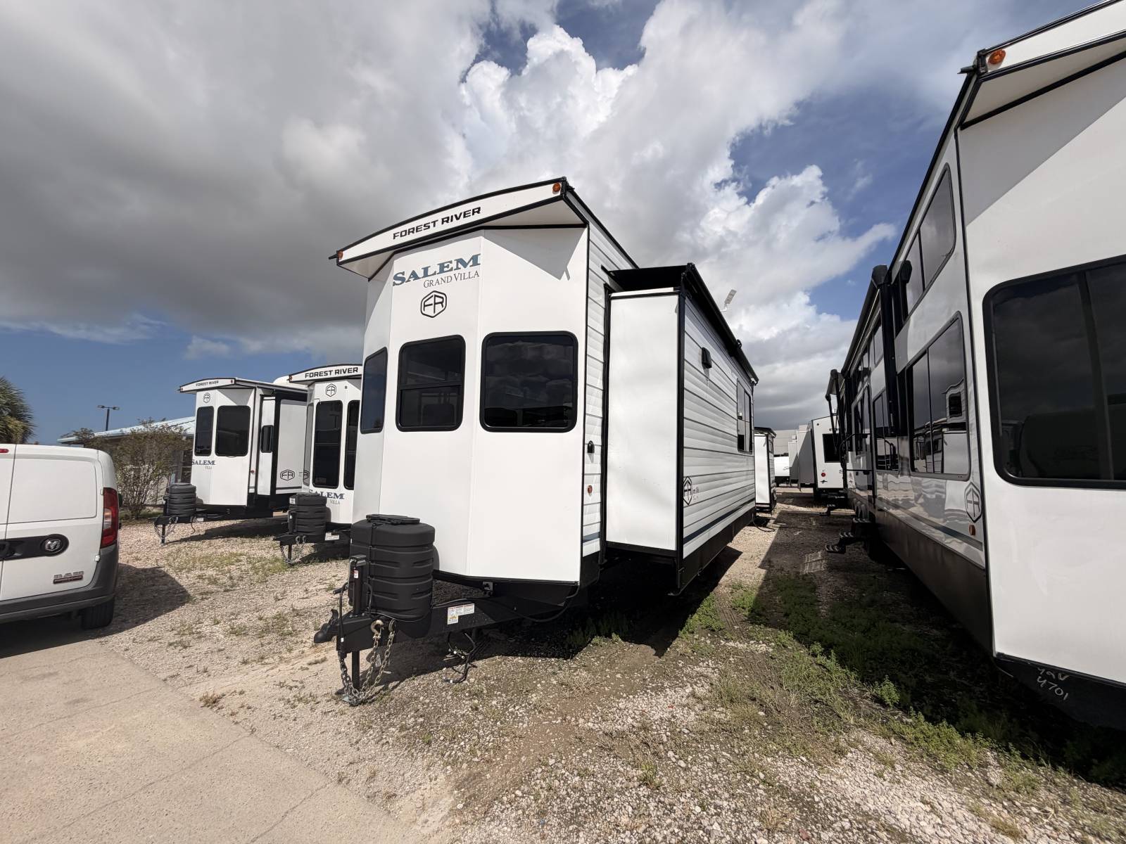2027 Forest River SALME VILLA 40FKP in texas city TX