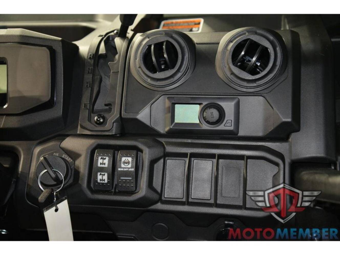 A photo of this 2026 Can-Am Defender MAX DPS CAB HD10