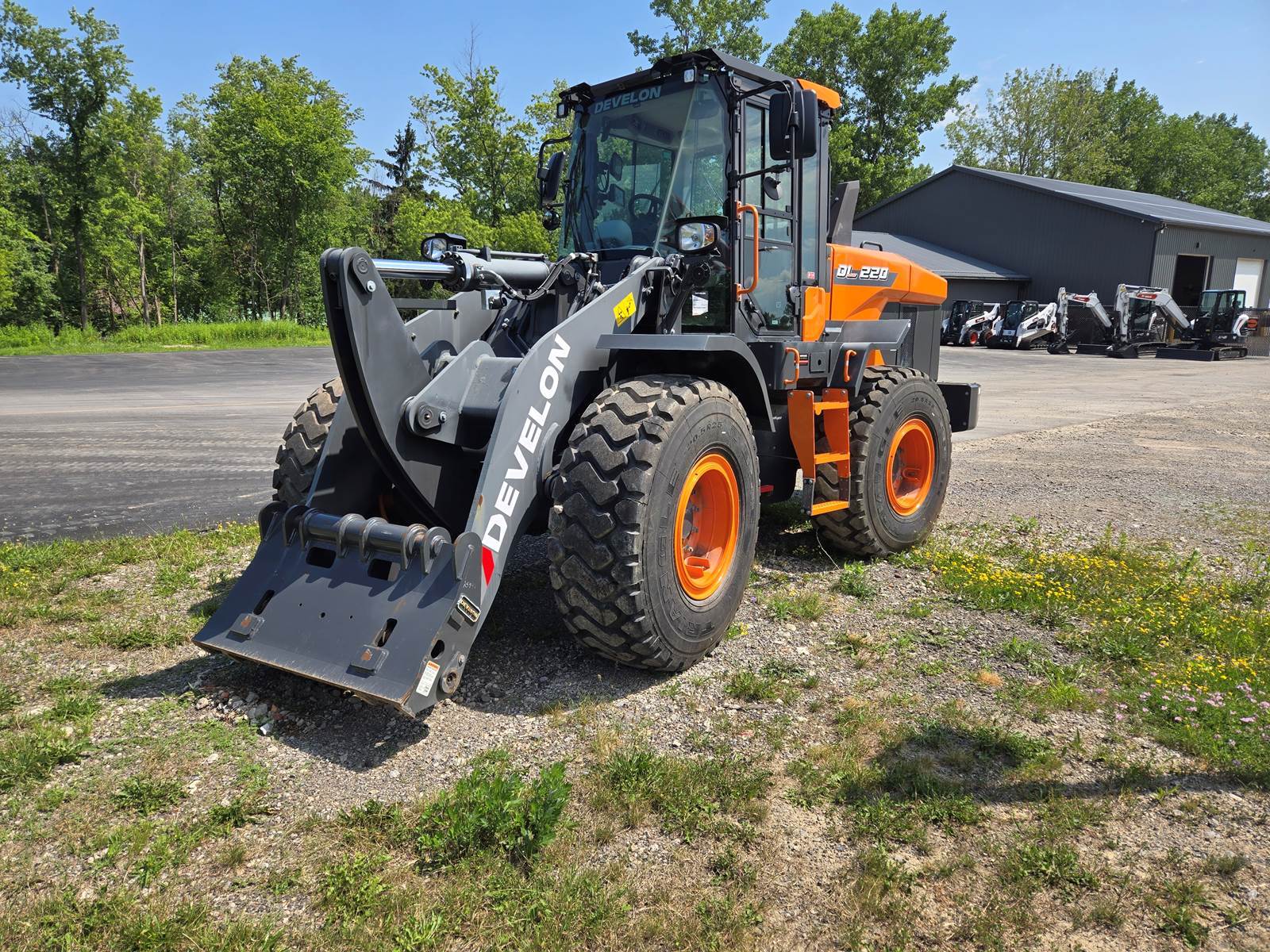 DEVELON DL220-7 in Van Buren Charter Township, MI