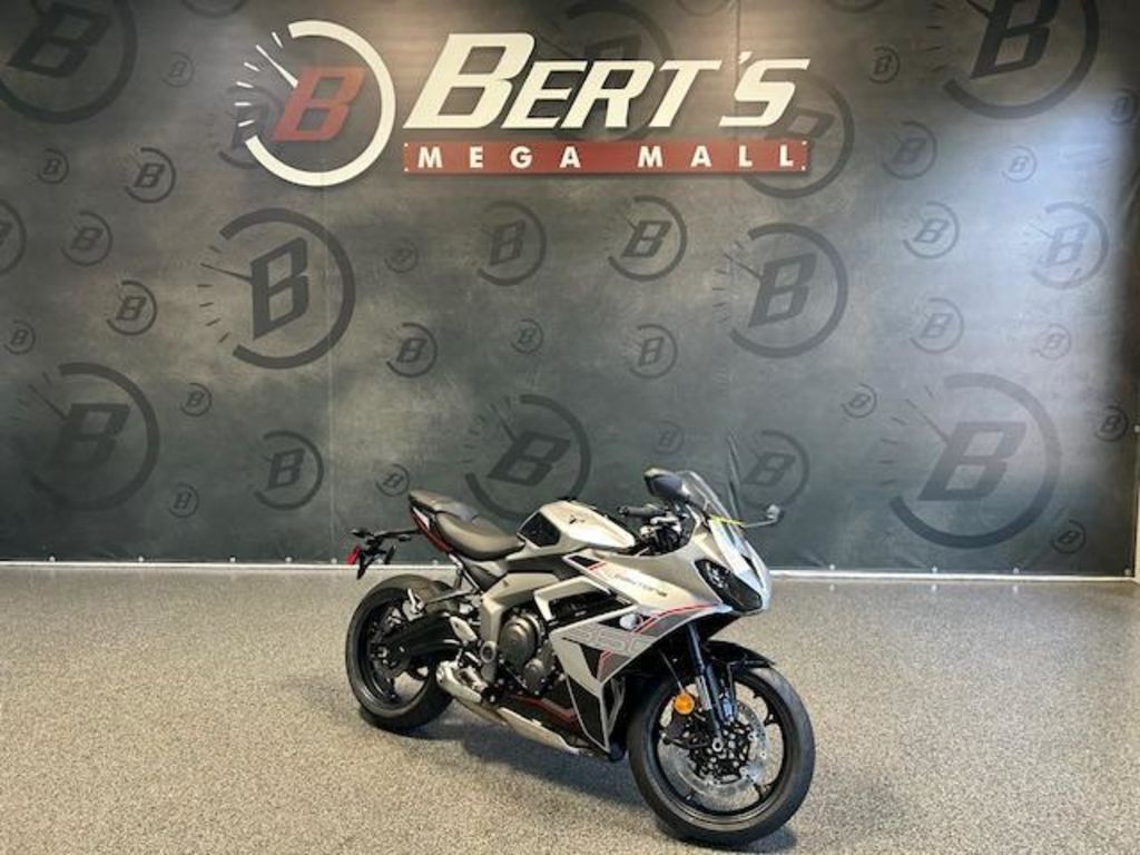 2026 Triumph Daytona 660 Aluminium Silver / Sapphire Black 660 in Covina, CA