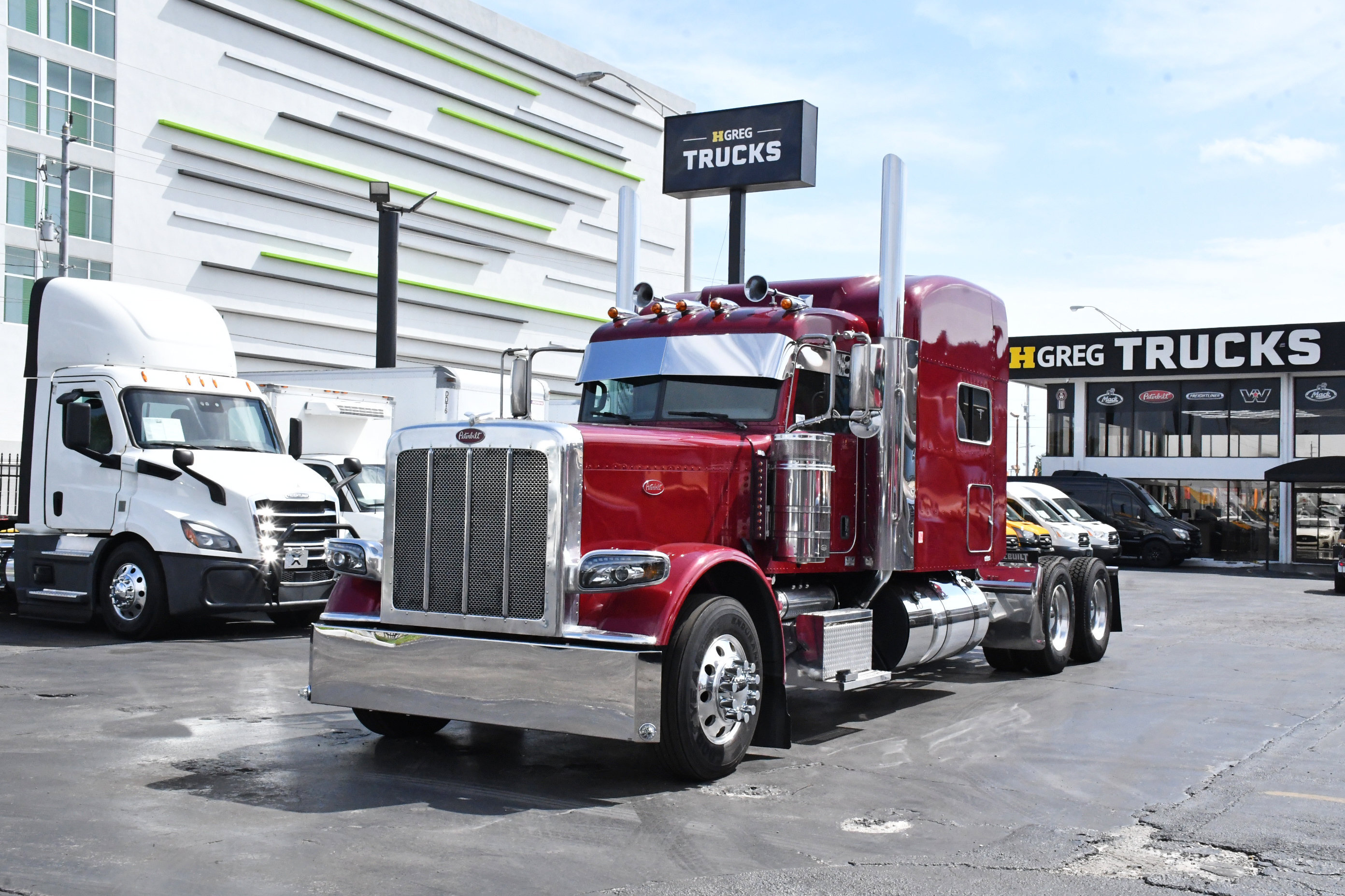2022 PETERBILT 389 in Miami, FL