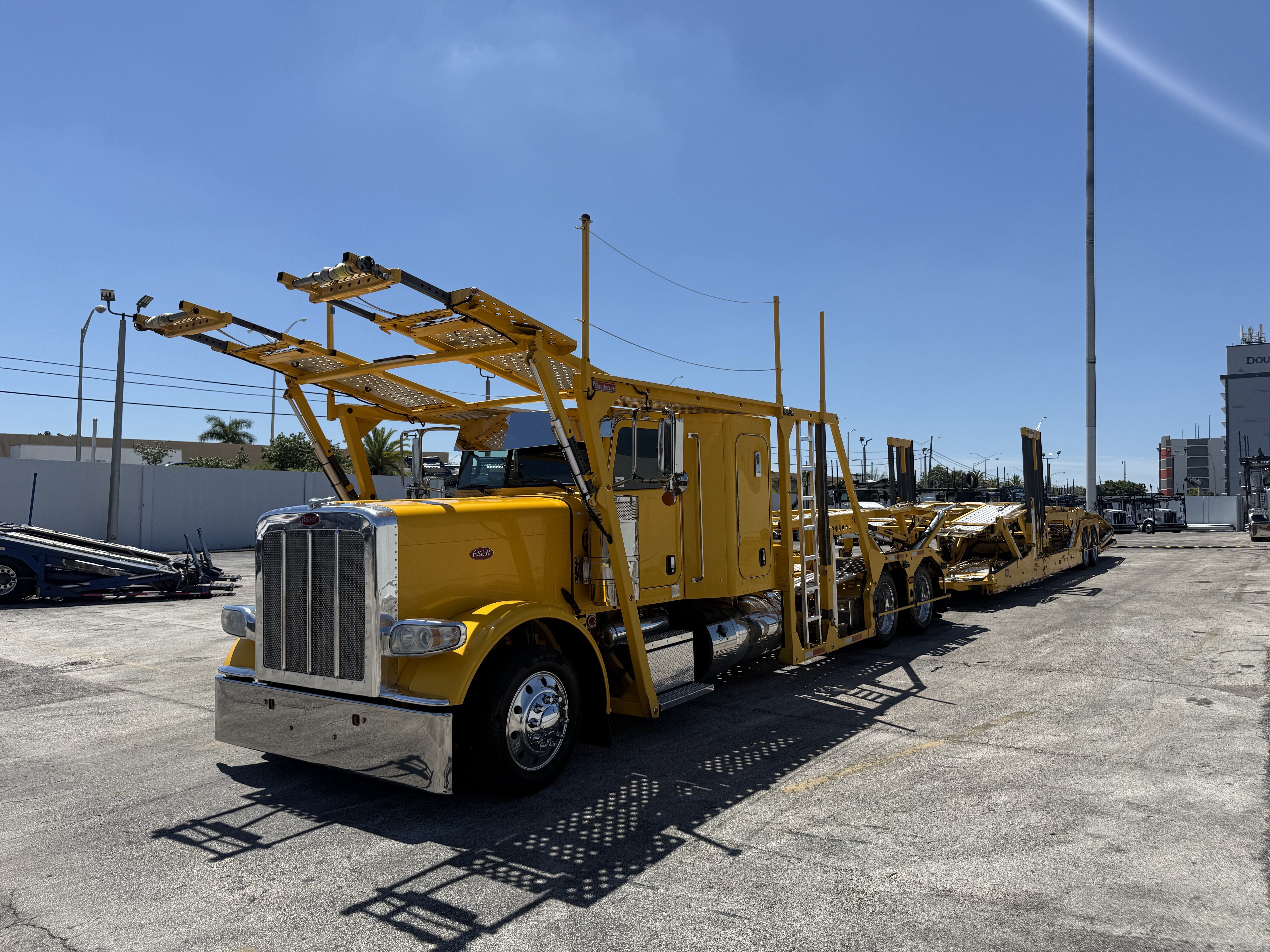2019 PETERBILT 389 in Miami, FL