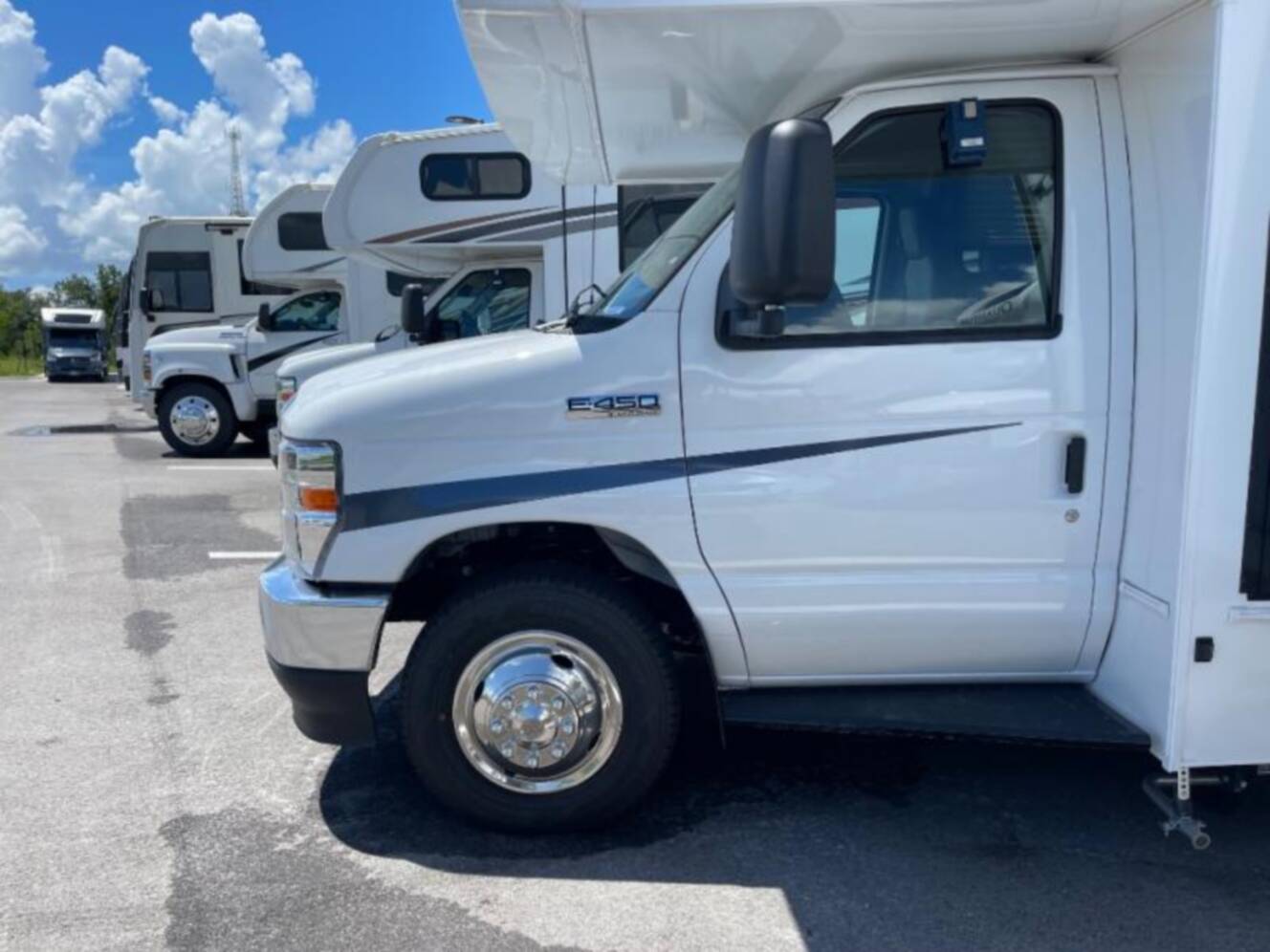 A photo of this 2026 Coachmen Leprechaun 260DS-FORD-450