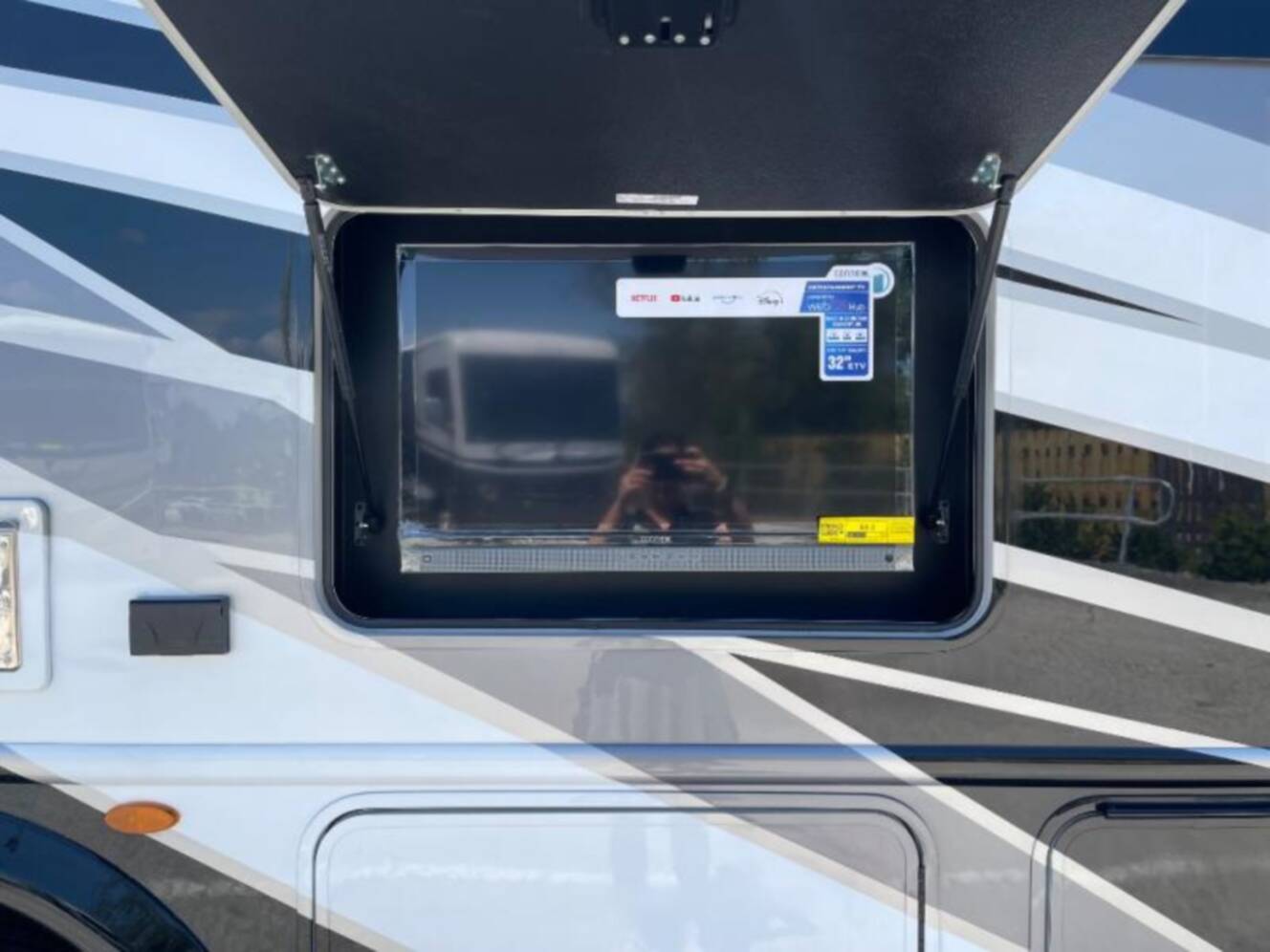 A photo of this 2025 Thor Motor Coach Magnitude S29