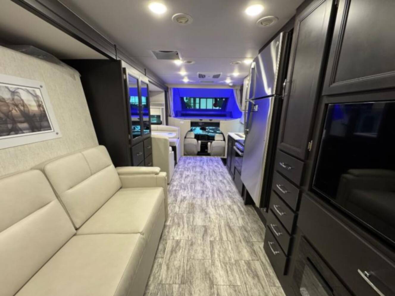 A photo of this 2025 Thor Motor Coach Magnitude S29
