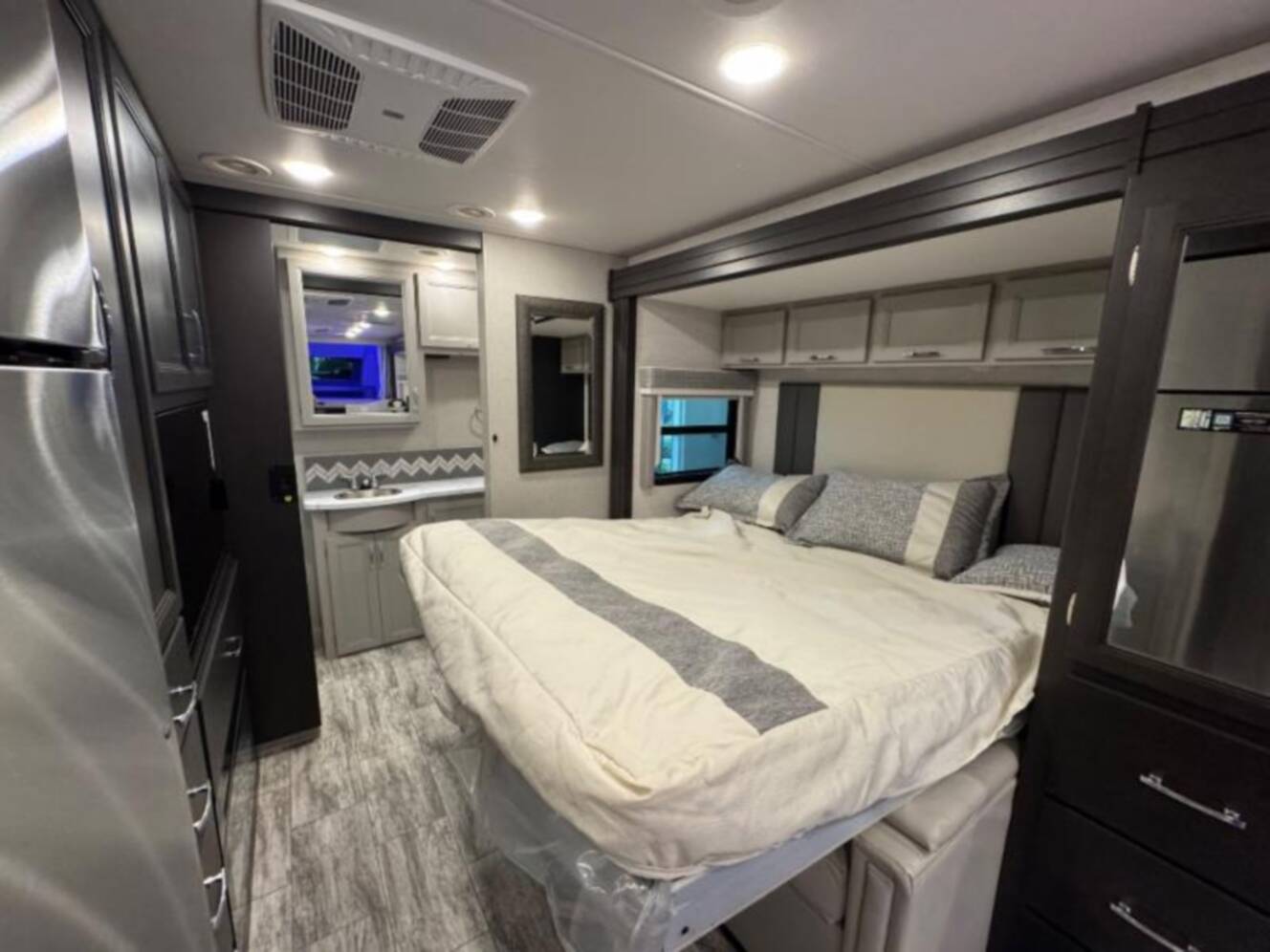 A photo of this 2025 Thor Motor Coach Magnitude S29