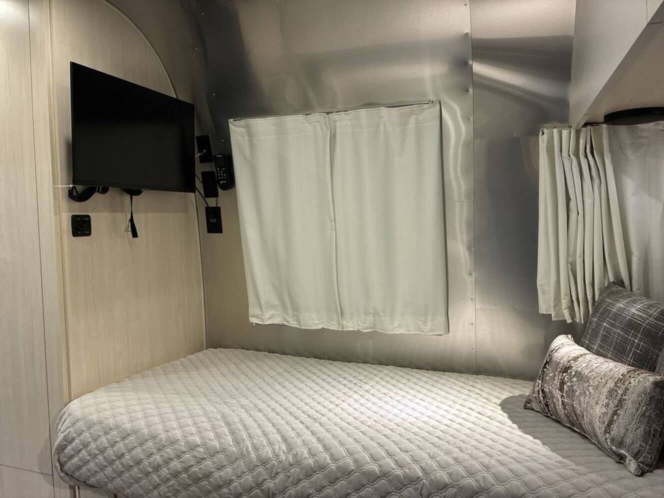 A photo of this 2025 Airstream Flying Cloud 23FB