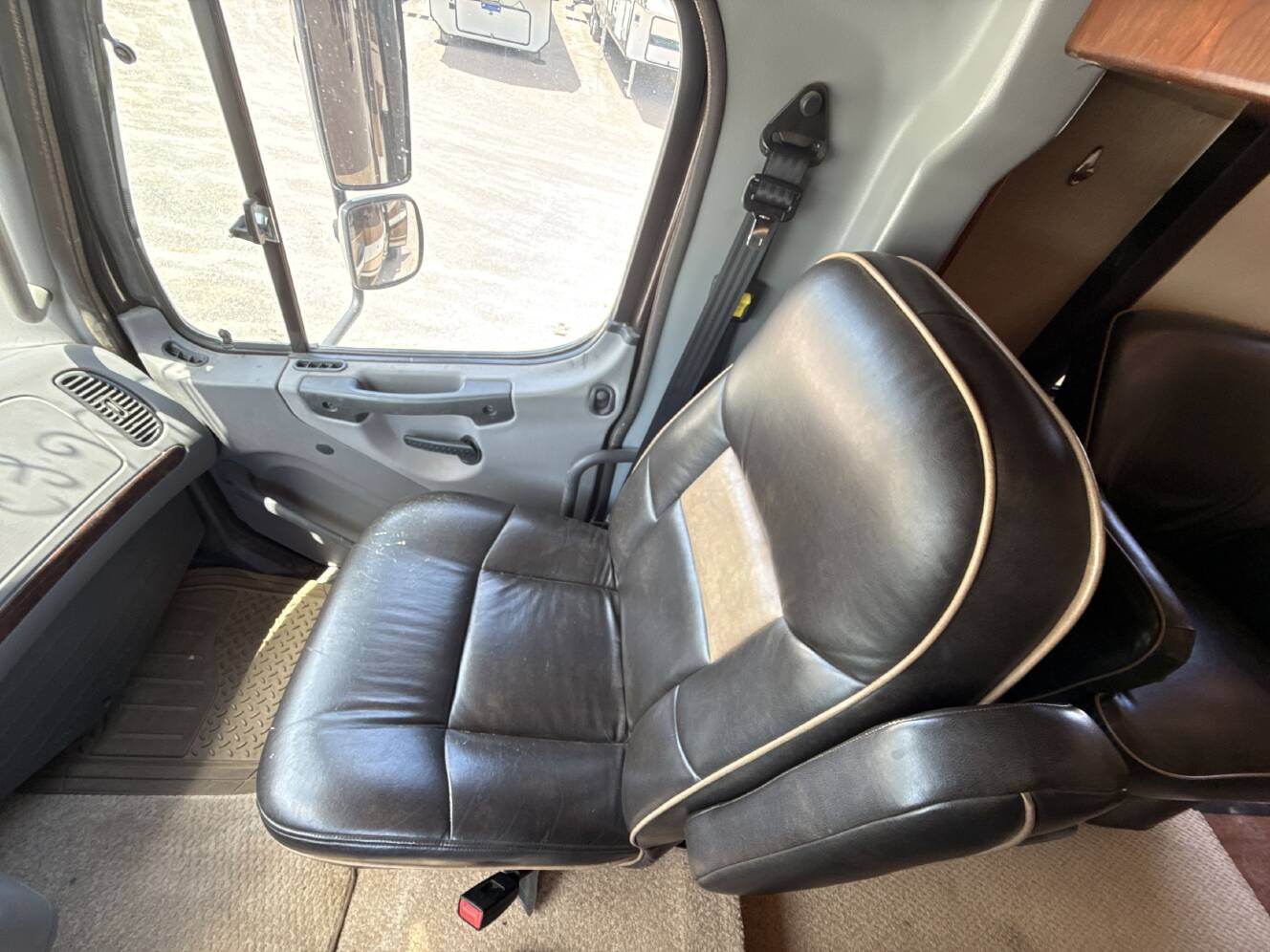 A photo of this 2013 Dynamax DX3 37BHHD