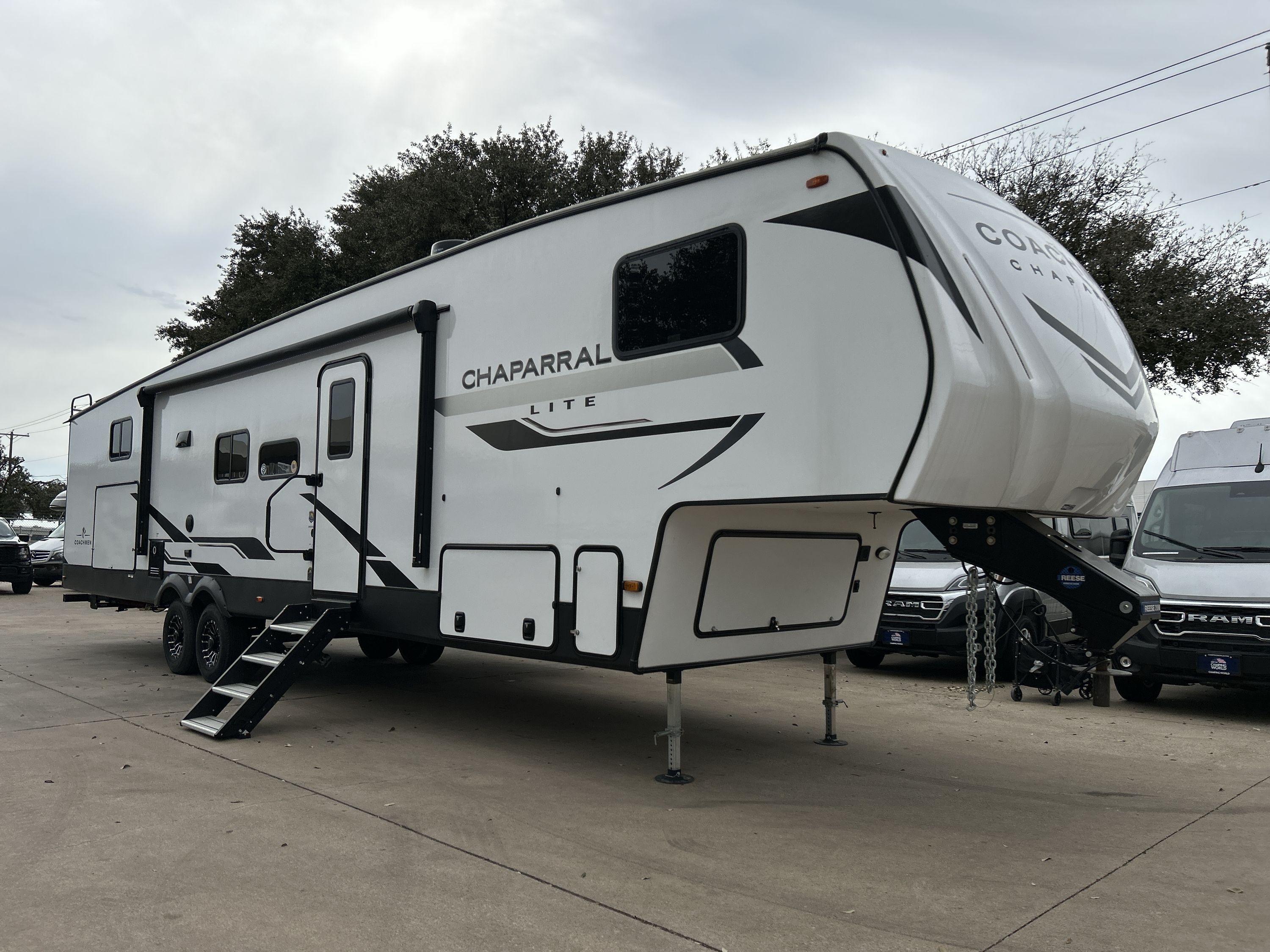2025 Coachmen CHAPARRAL LITE 368TBH in lewisville TX