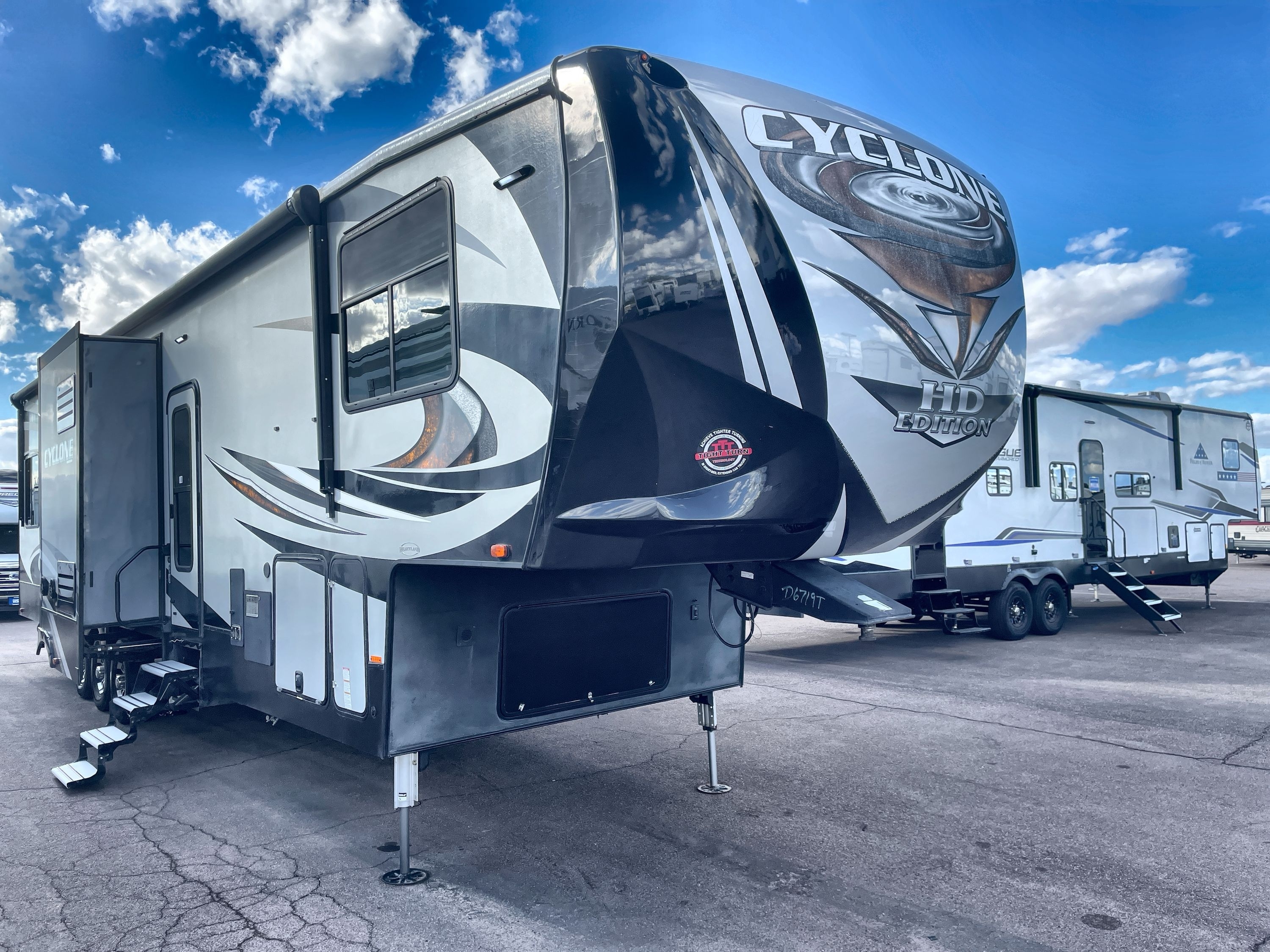 2018 Heartland CYCLONE 4113 Fifth Wheel Toy Hauler RV