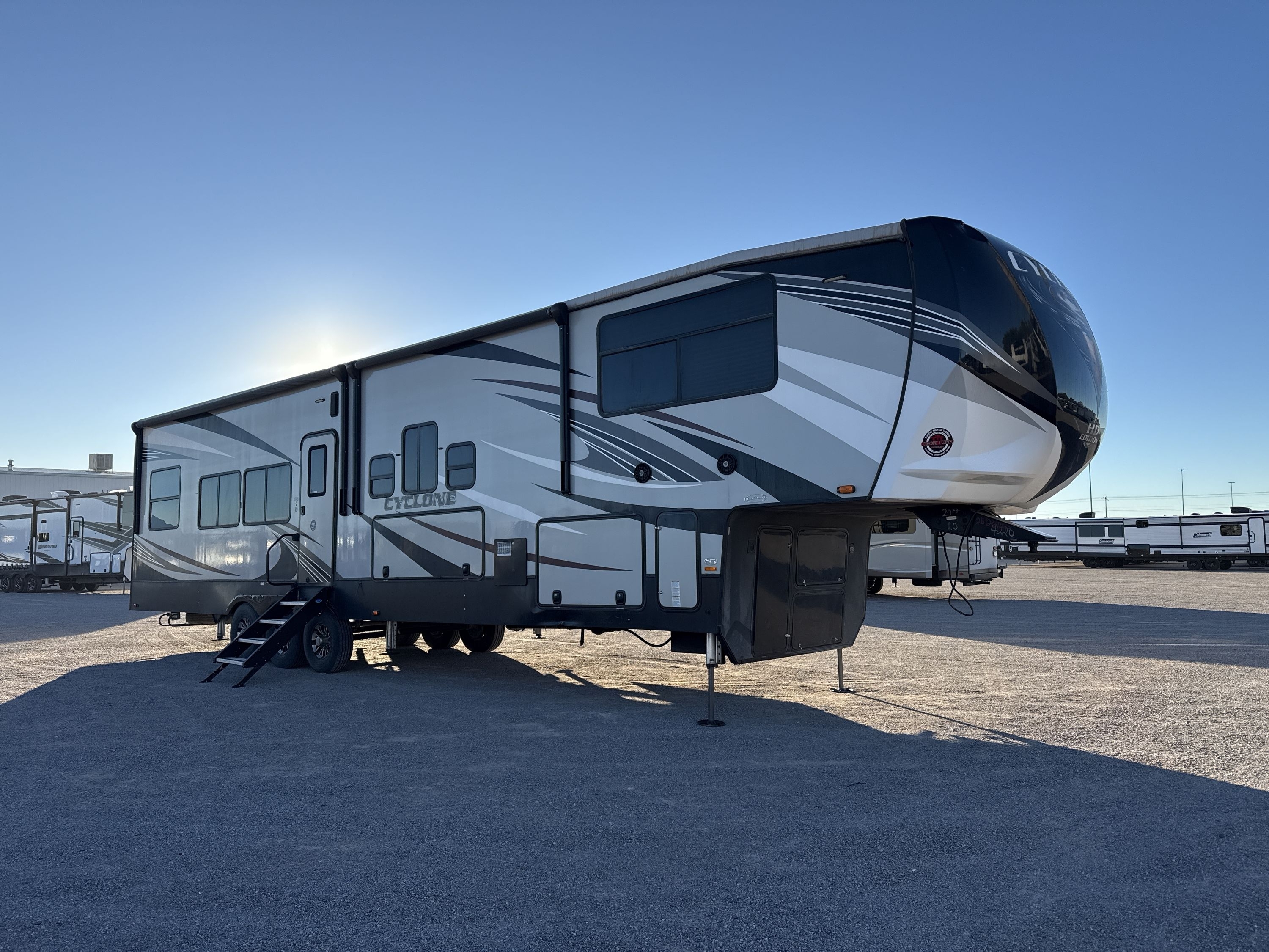 2020 Heartland CYCLONE 4220 Fifth Wheel Toy Hauler RV
