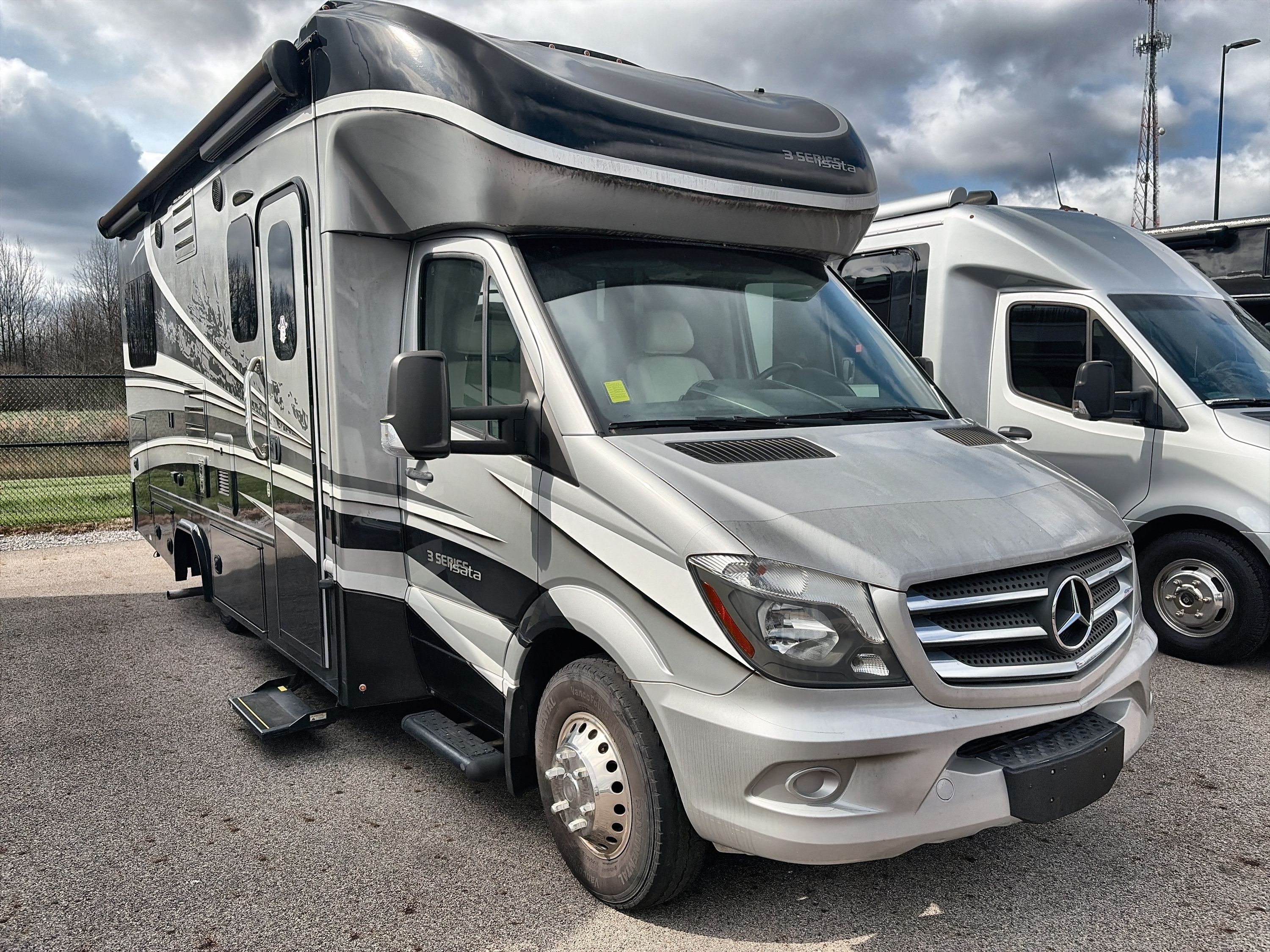 2017 Dynamax ISATA 3 24RW in sunbury OH