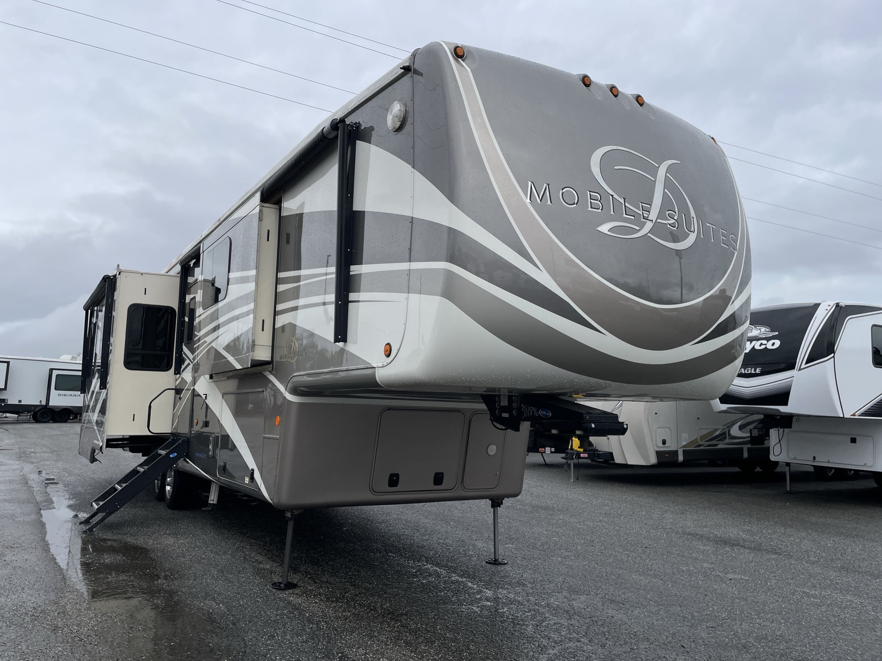 2019 DRV LUXURY SUITES MOBILE SUITES 39DBRS3 RV
