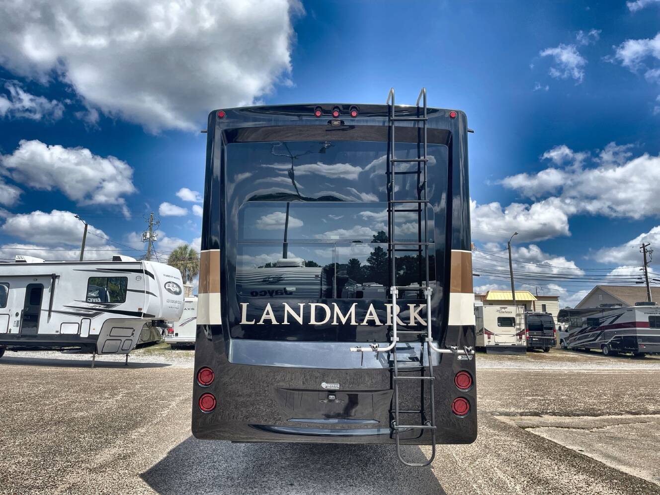 A photo of this 2019 Heartland LANDMARK NEWPORT