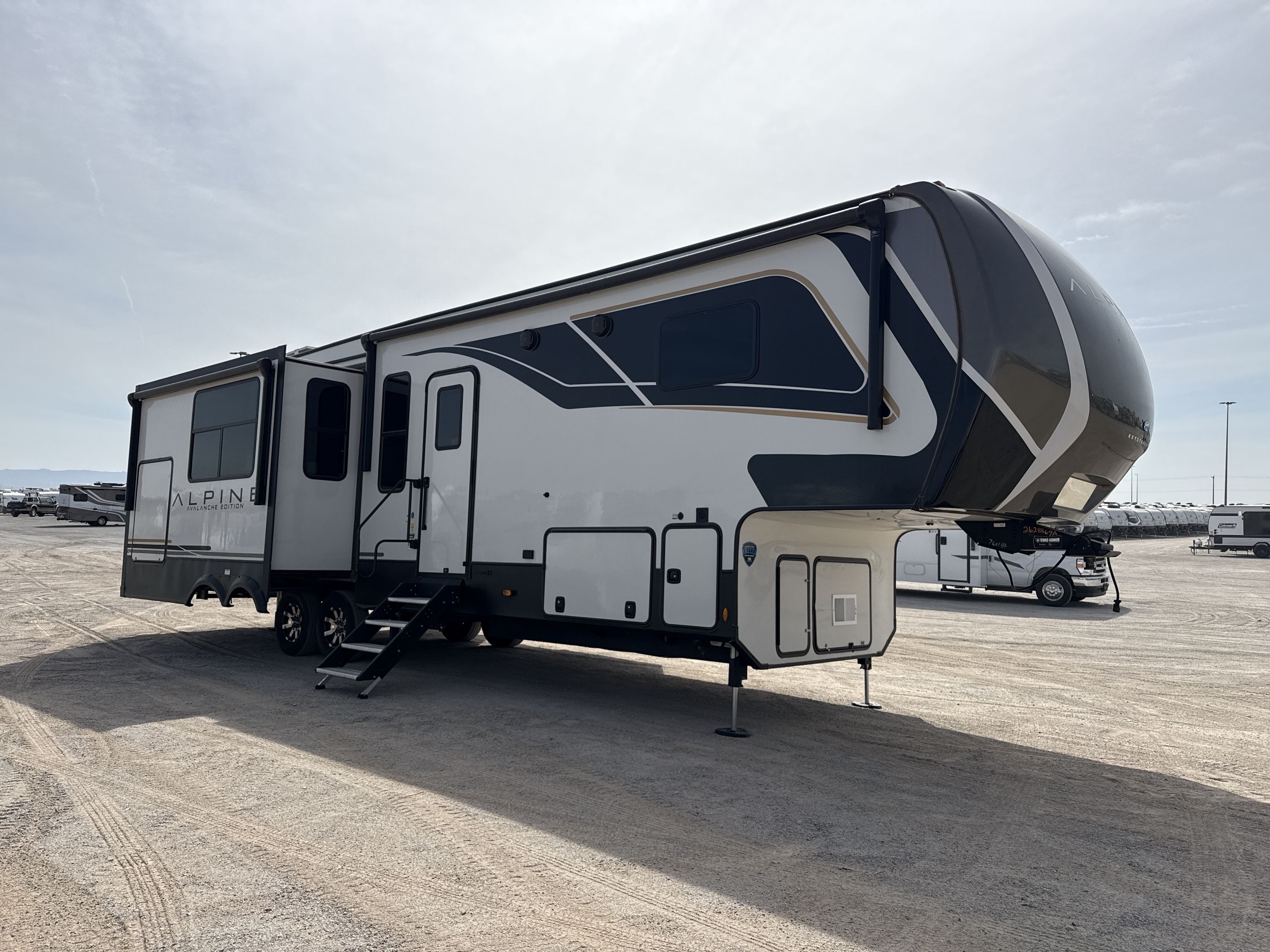 2024 Keystone AVALANCHE 338GK RV