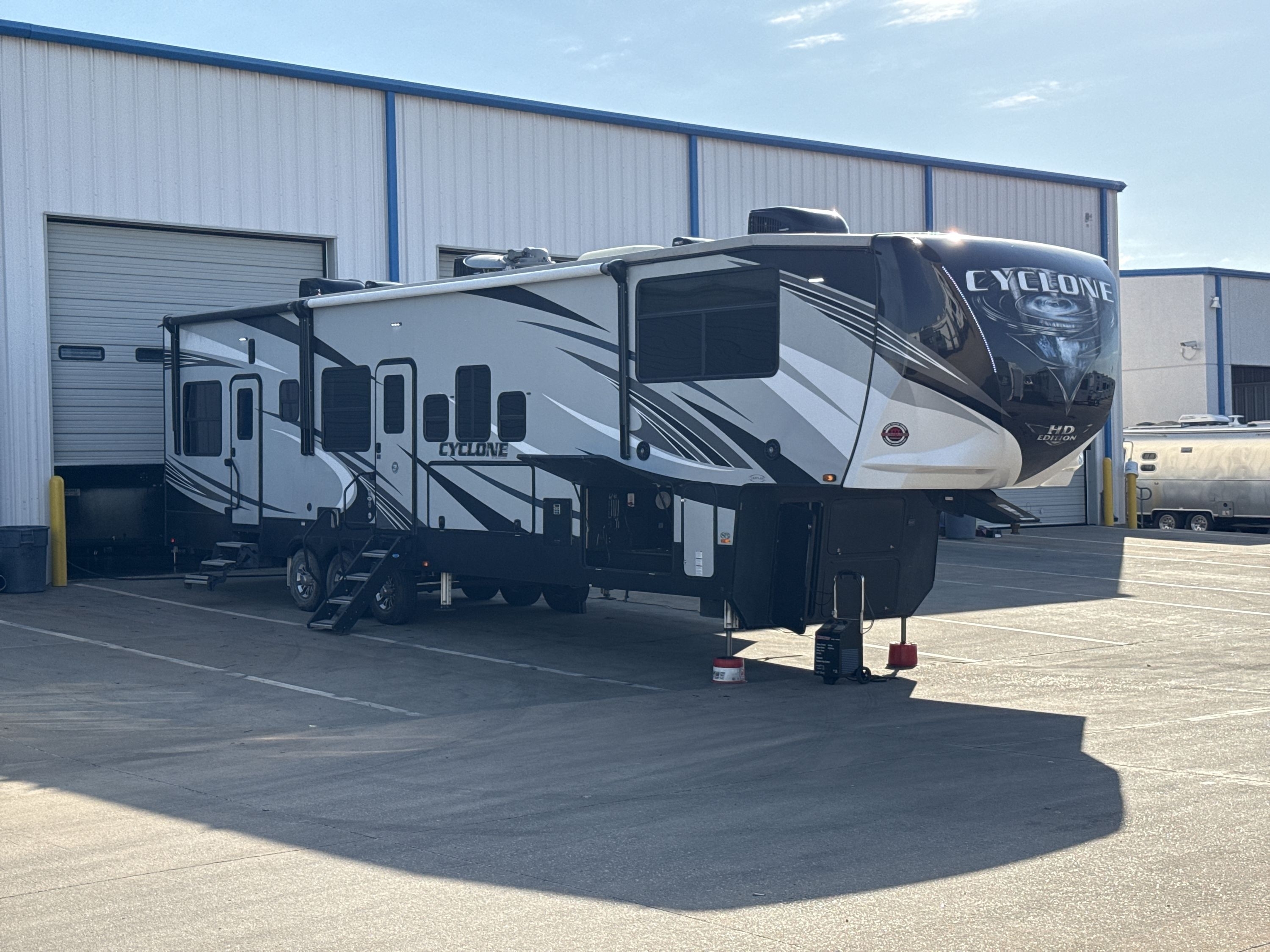 2020 Heartland CYCLONE 4007 Fifth Wheel Toy Hauler RV