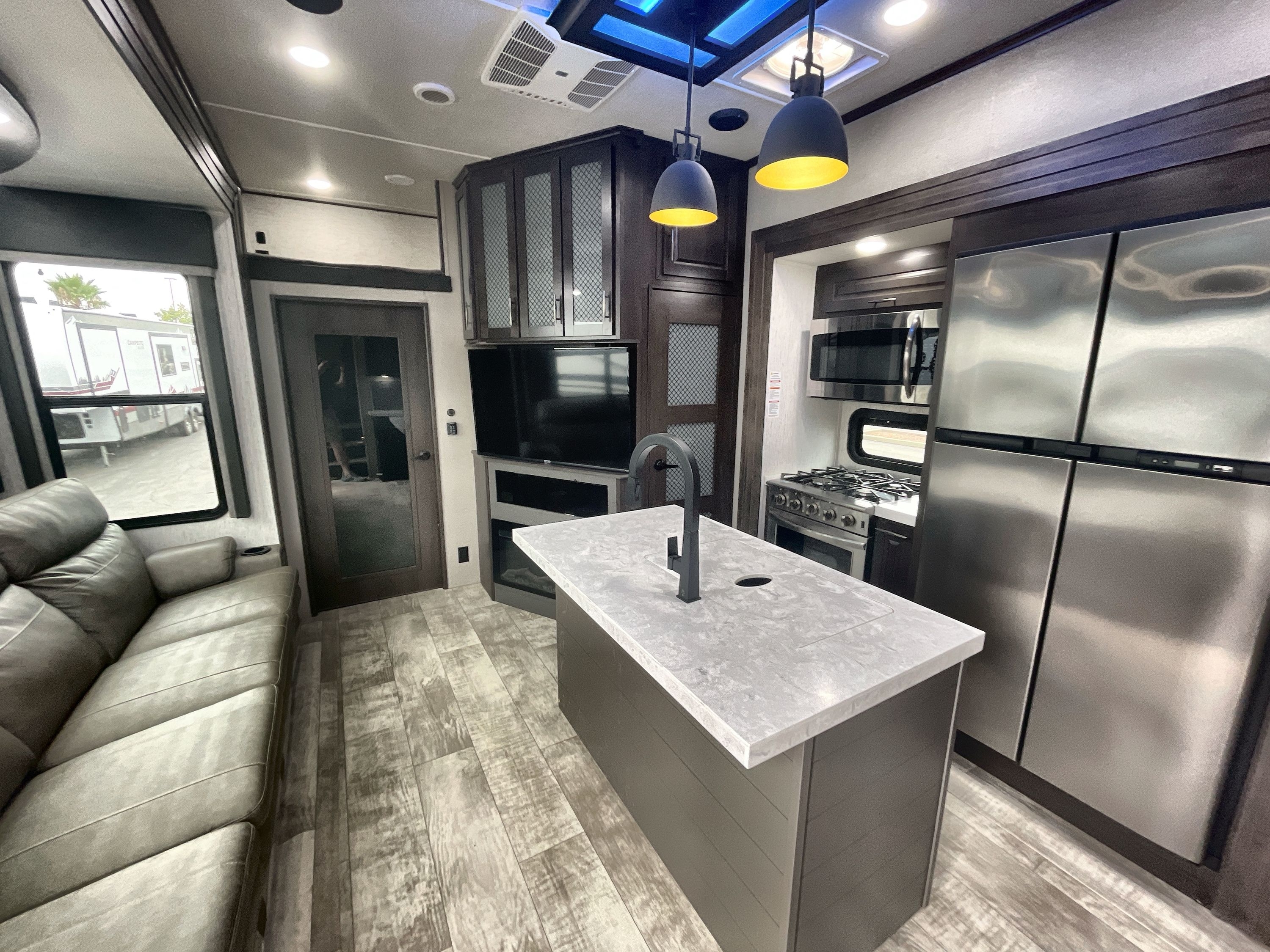 2022 Grand Design MOMENTUM M CLASS 381MS in roseville CA