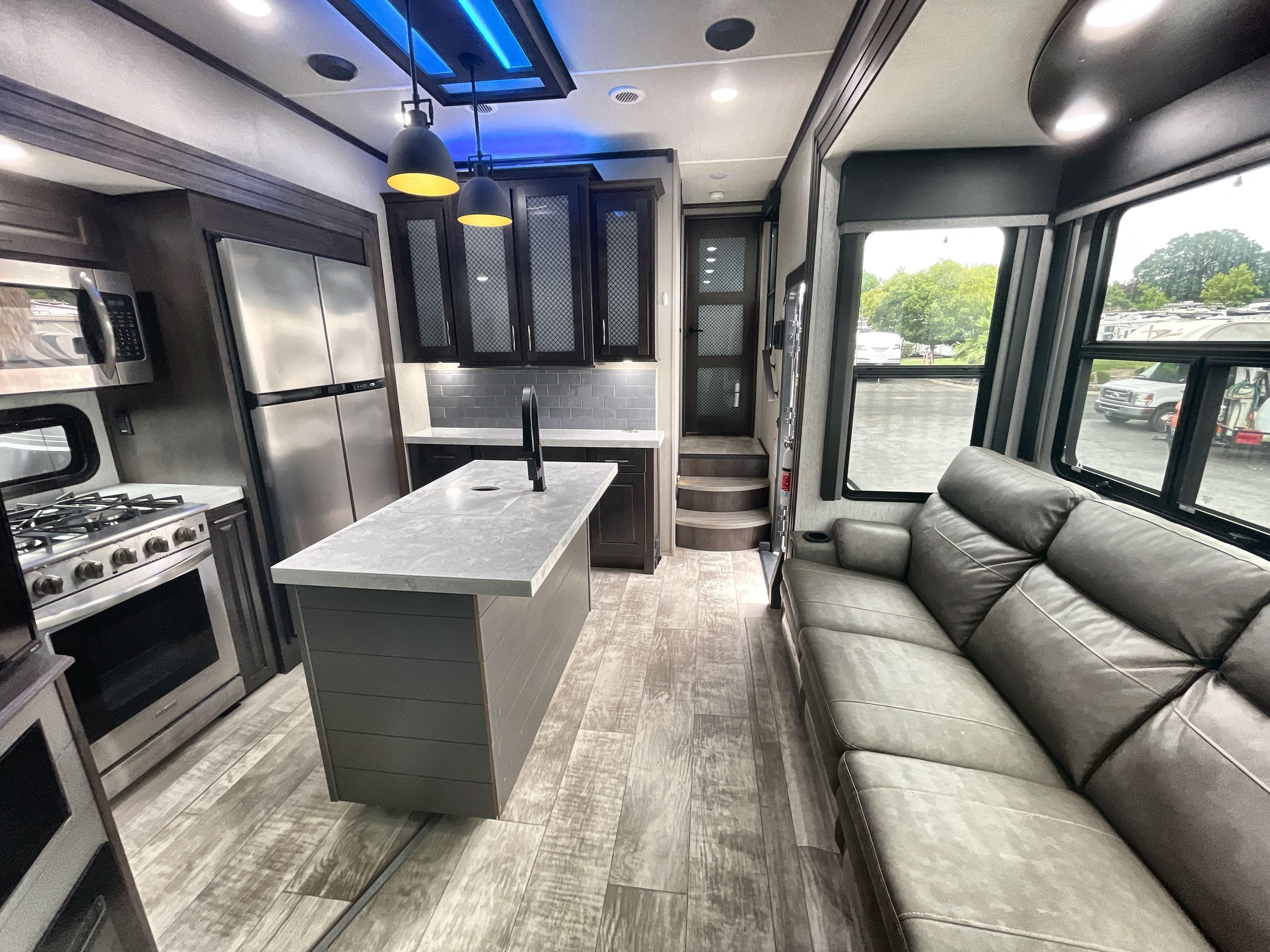 2022 Grand Design MOMENTUM M CLASS 381MS in roseville CA