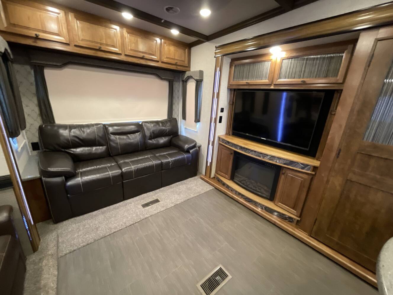 A photo of this 2017 Heartland BIG COUNTRY 3560SS