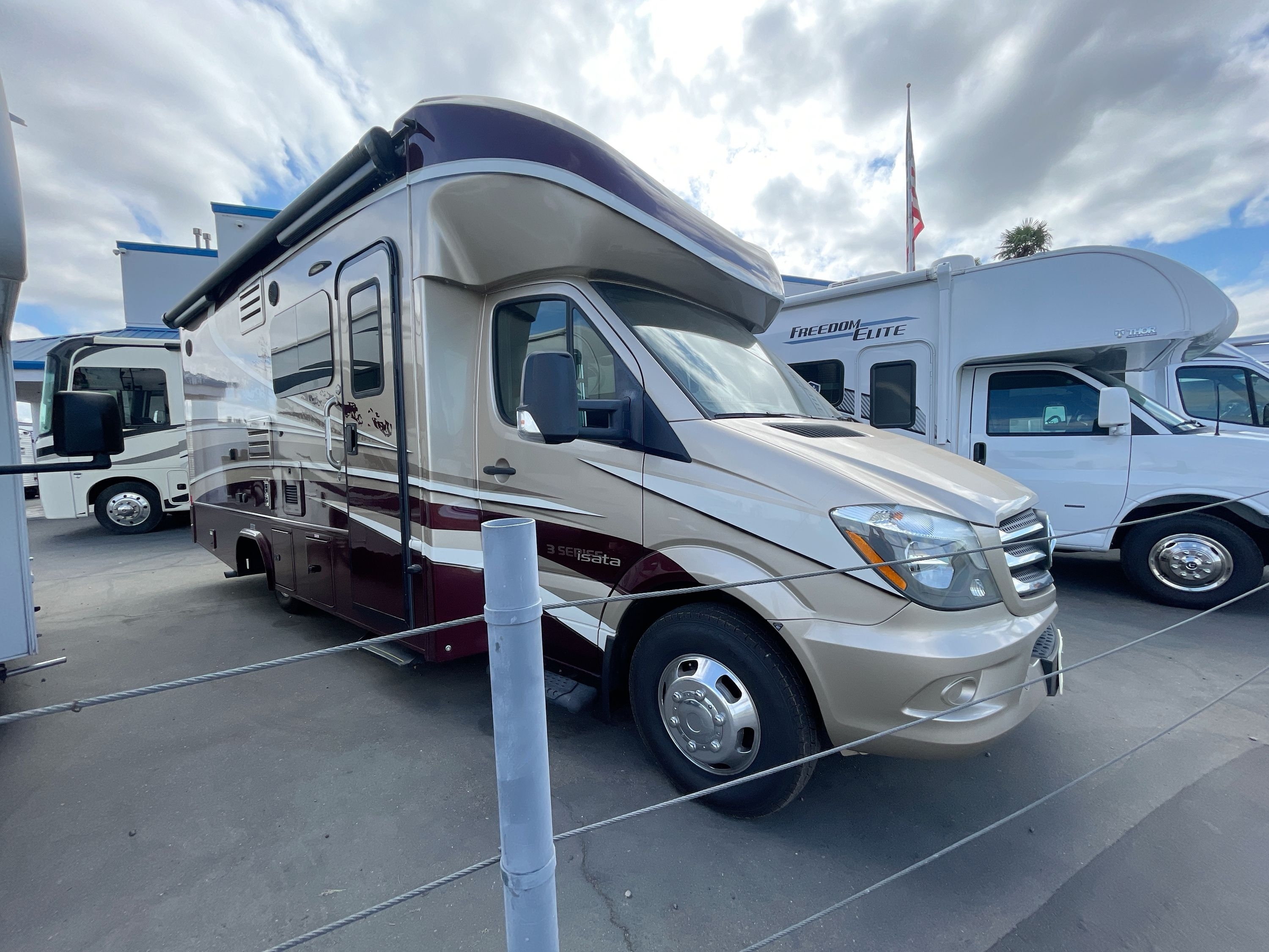 2019 Dynamax ISATA 3 24FW in french camp CA