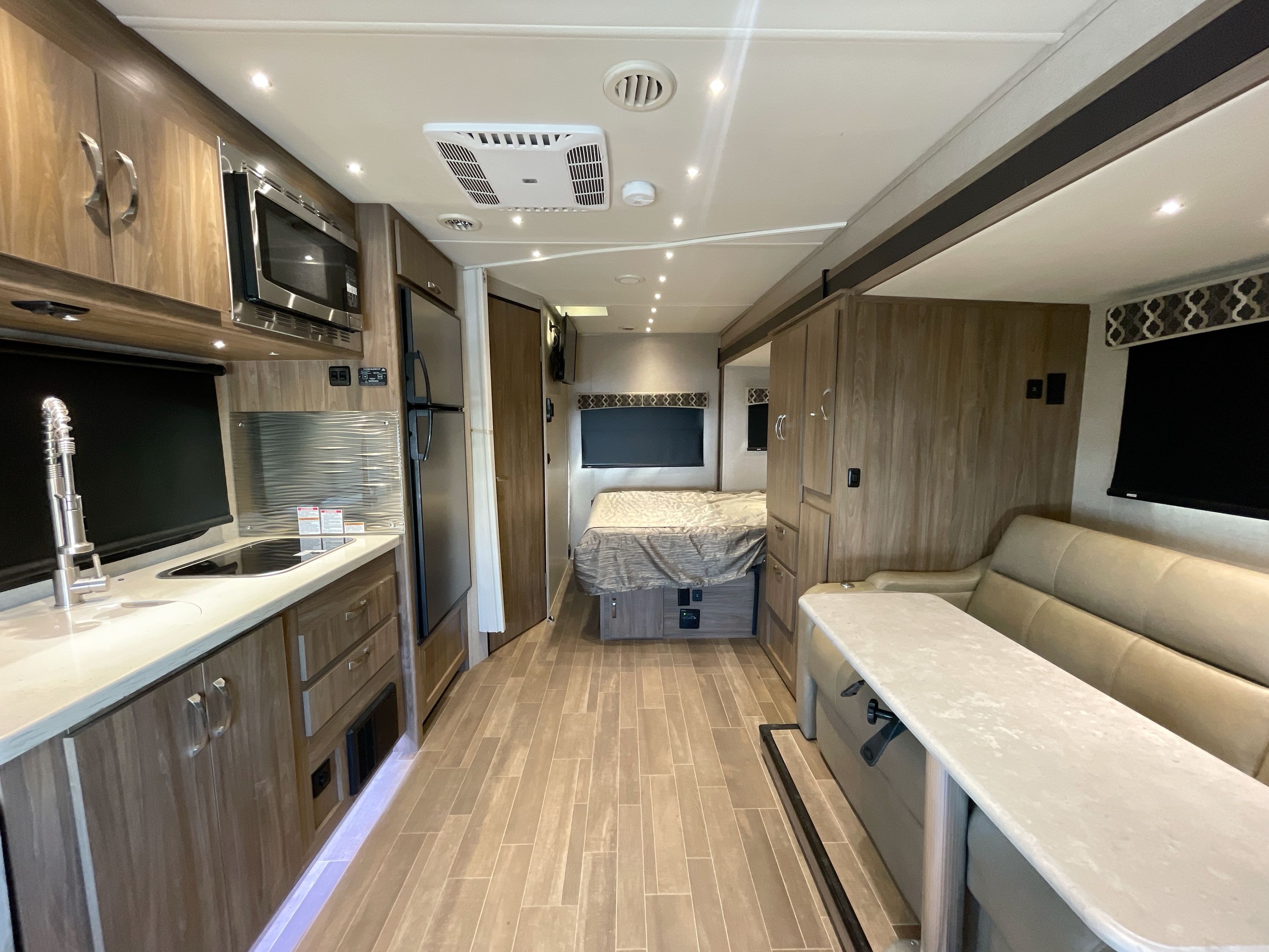 2019 Dynamax ISATA 3 24FW in french camp CA