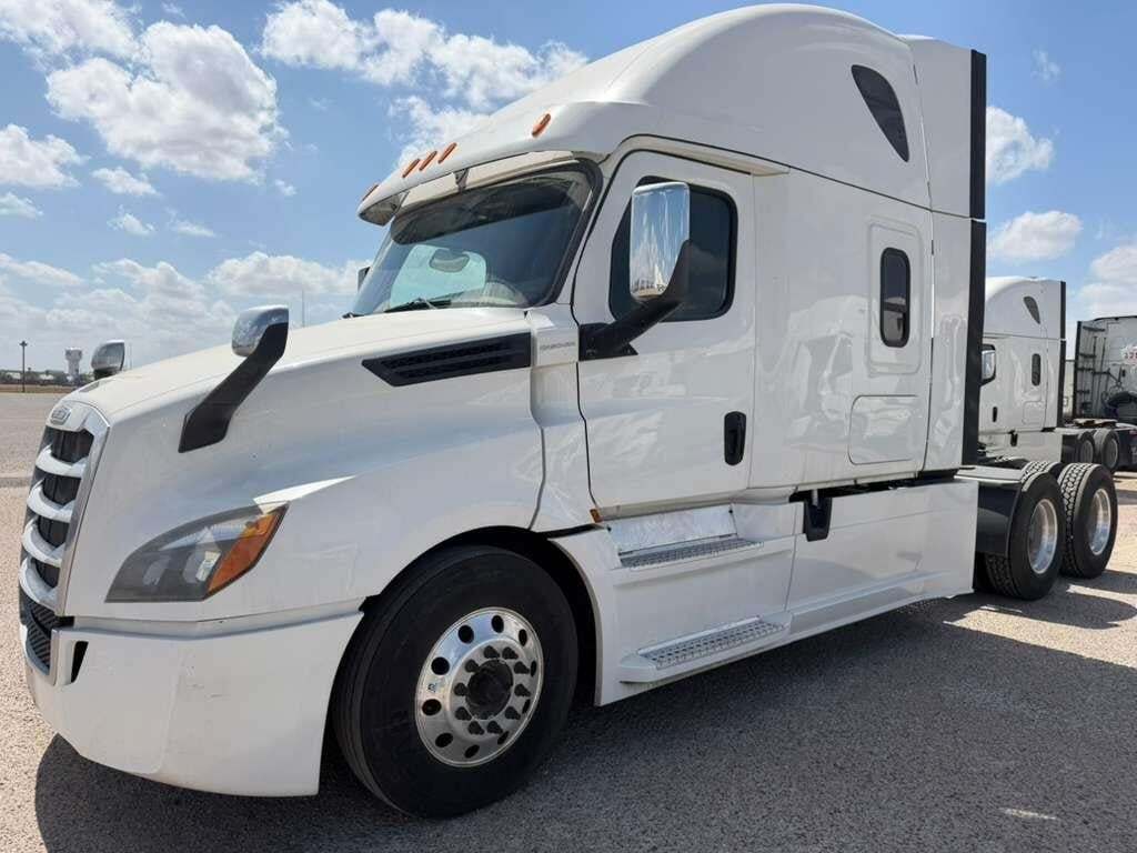 2020 FREIGHTLINER CASCADIA 126 in Von Ormy, TX