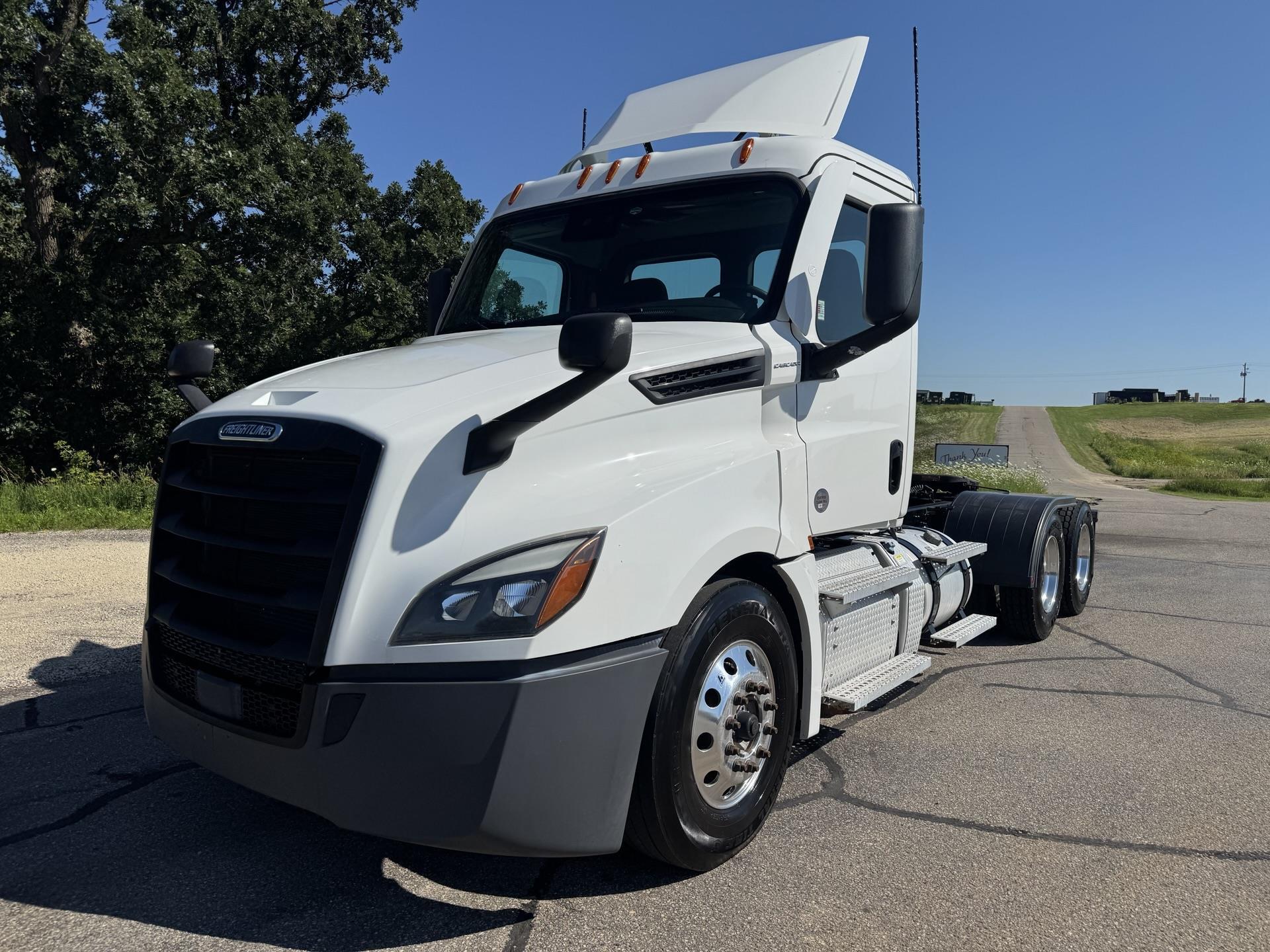 2021 FREIGHTLINER CASCADIA 126 in Rochester, MN