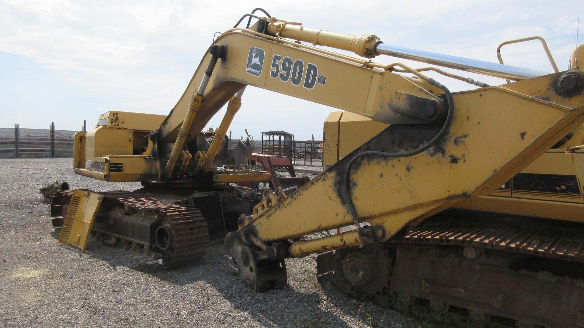 1997 DEERE 590D in Ottawa Lake, MI