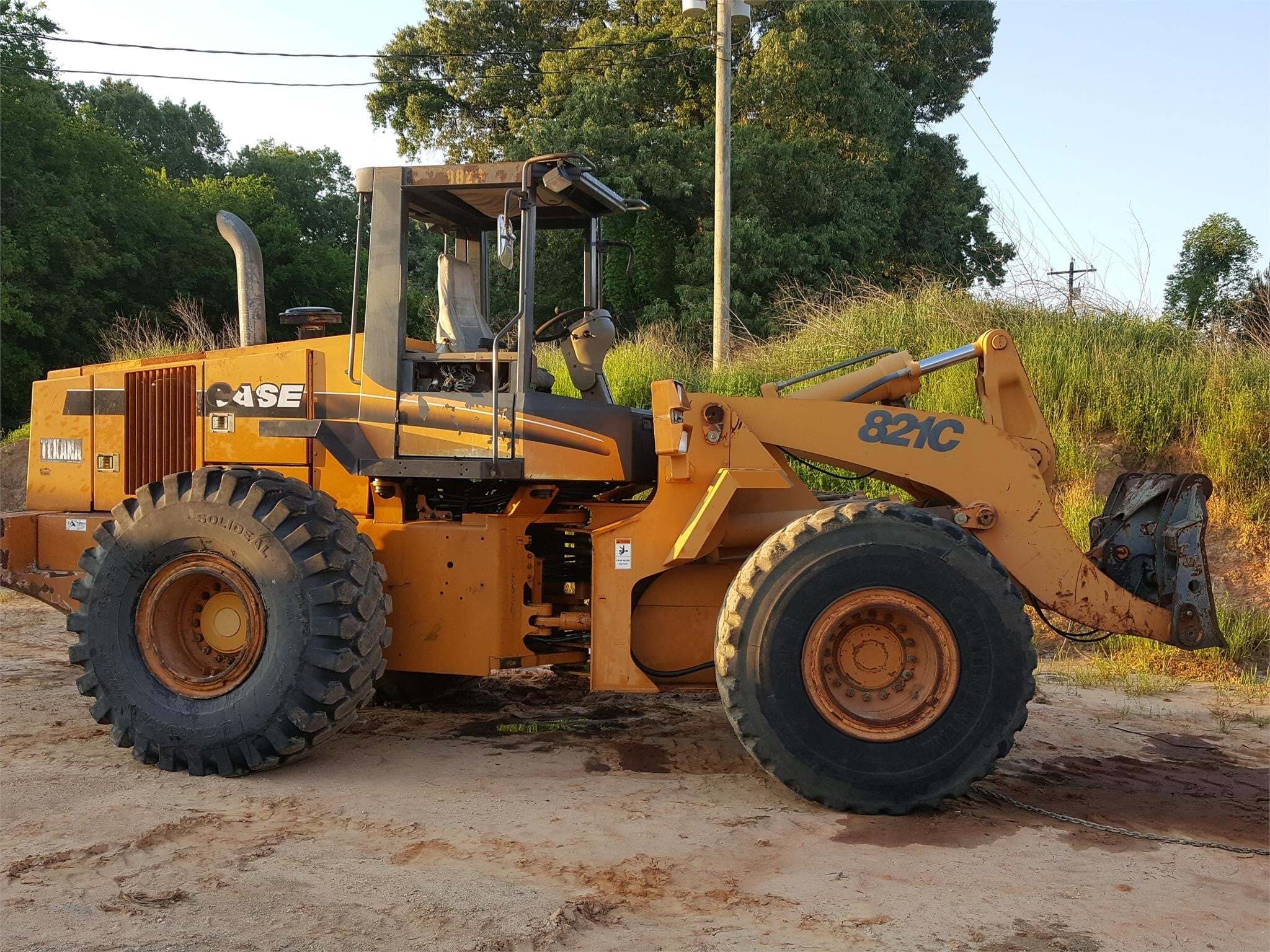 CASE 821C in Hughes Springs, TX